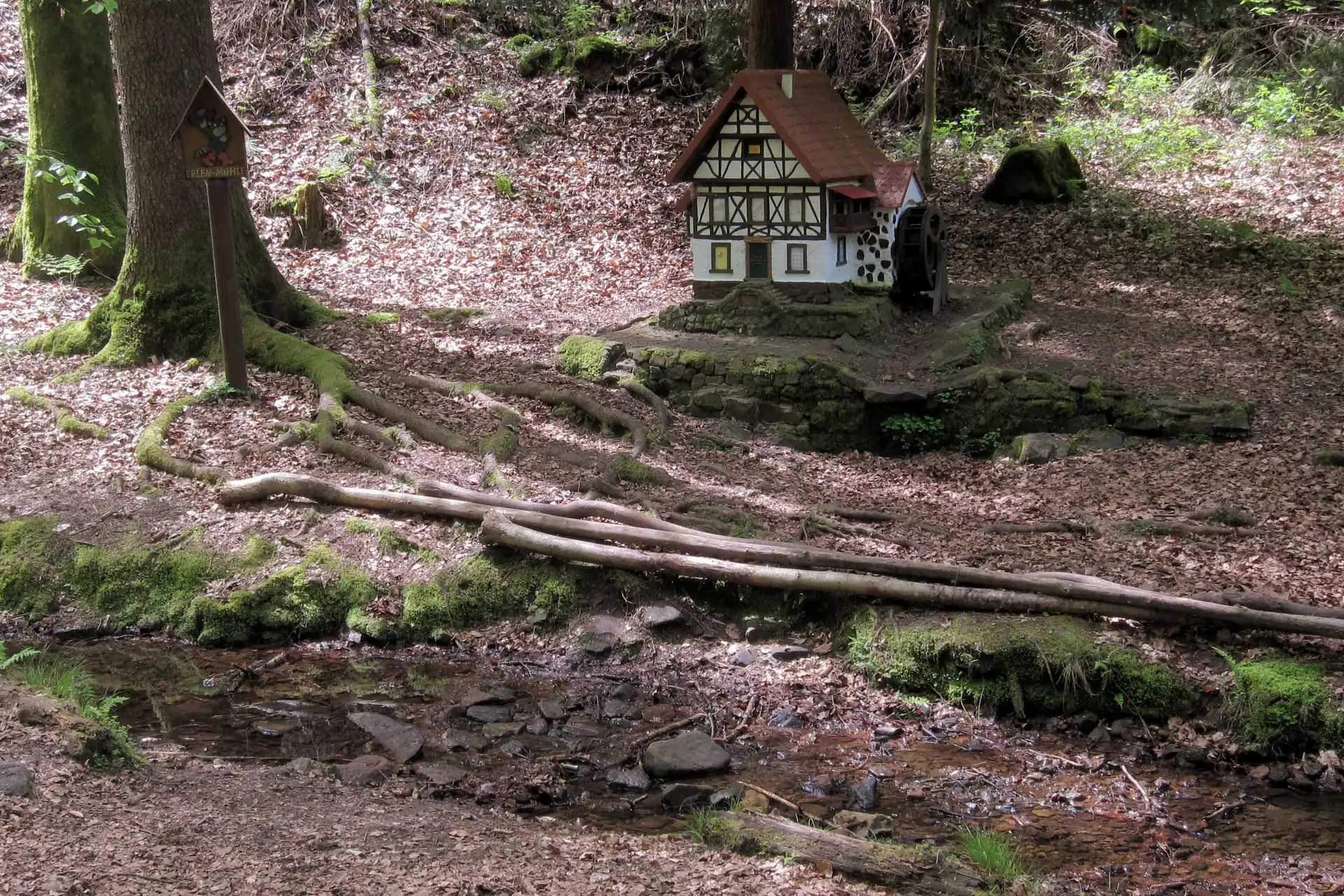 Miniatur der Elfenmühle in der Obrunnschlucht in Höchst im Odenwald