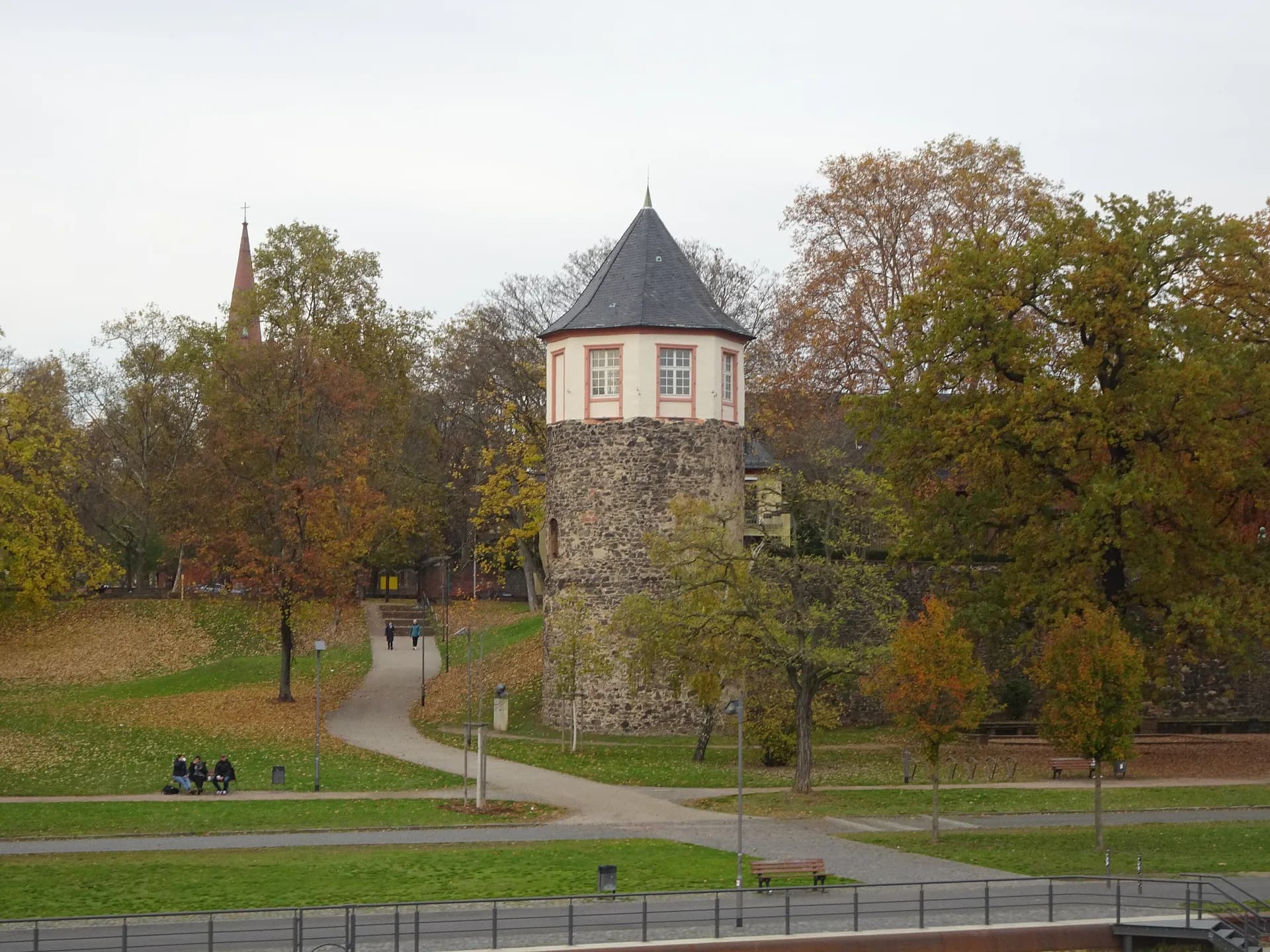 Ochsenturm im herbstlichen Park in Frankfurt Höchst