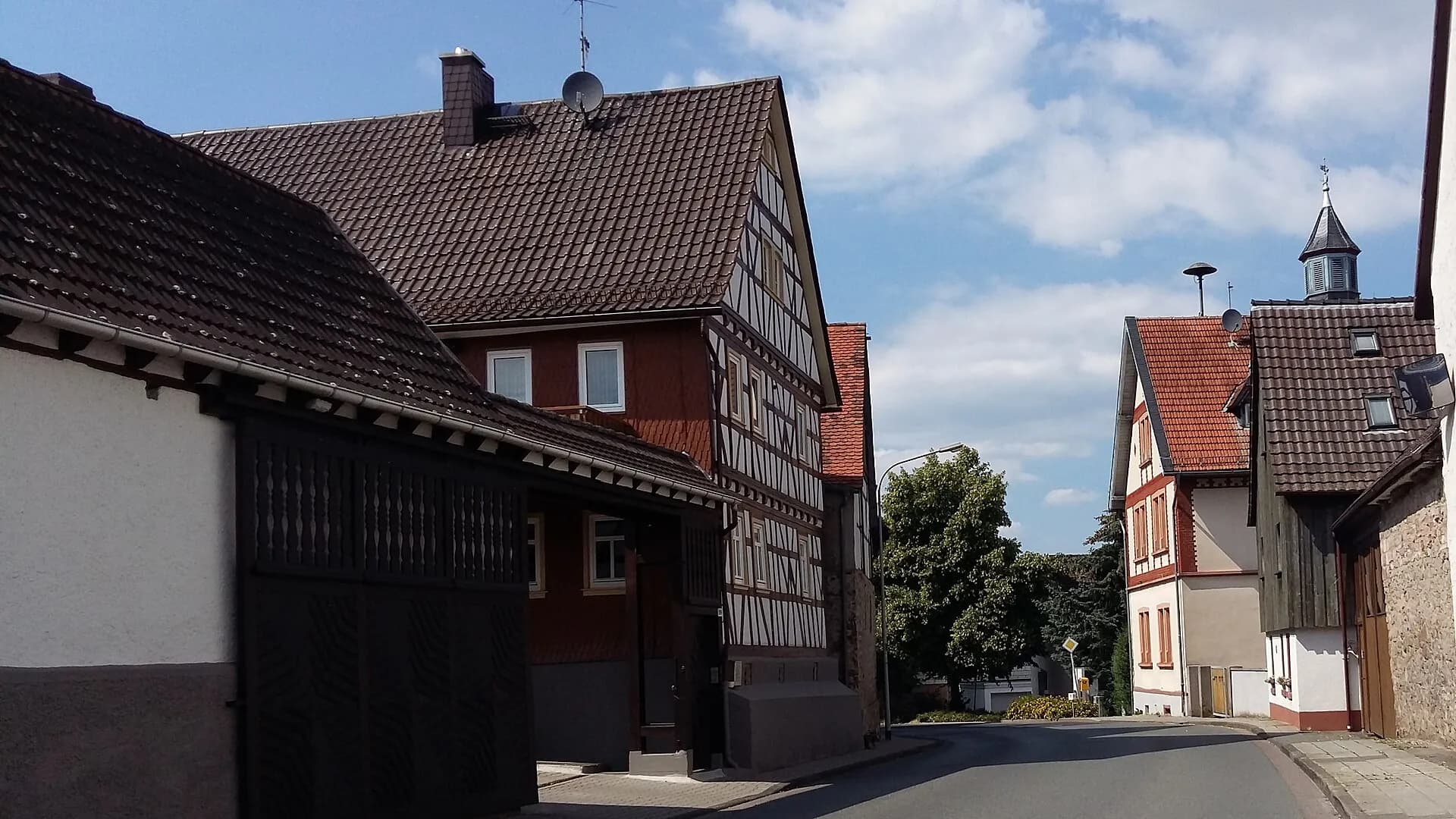 Blick durch die Odenwaldstraße im Ortskern von Ober-Ramstadt-Ober-Modau