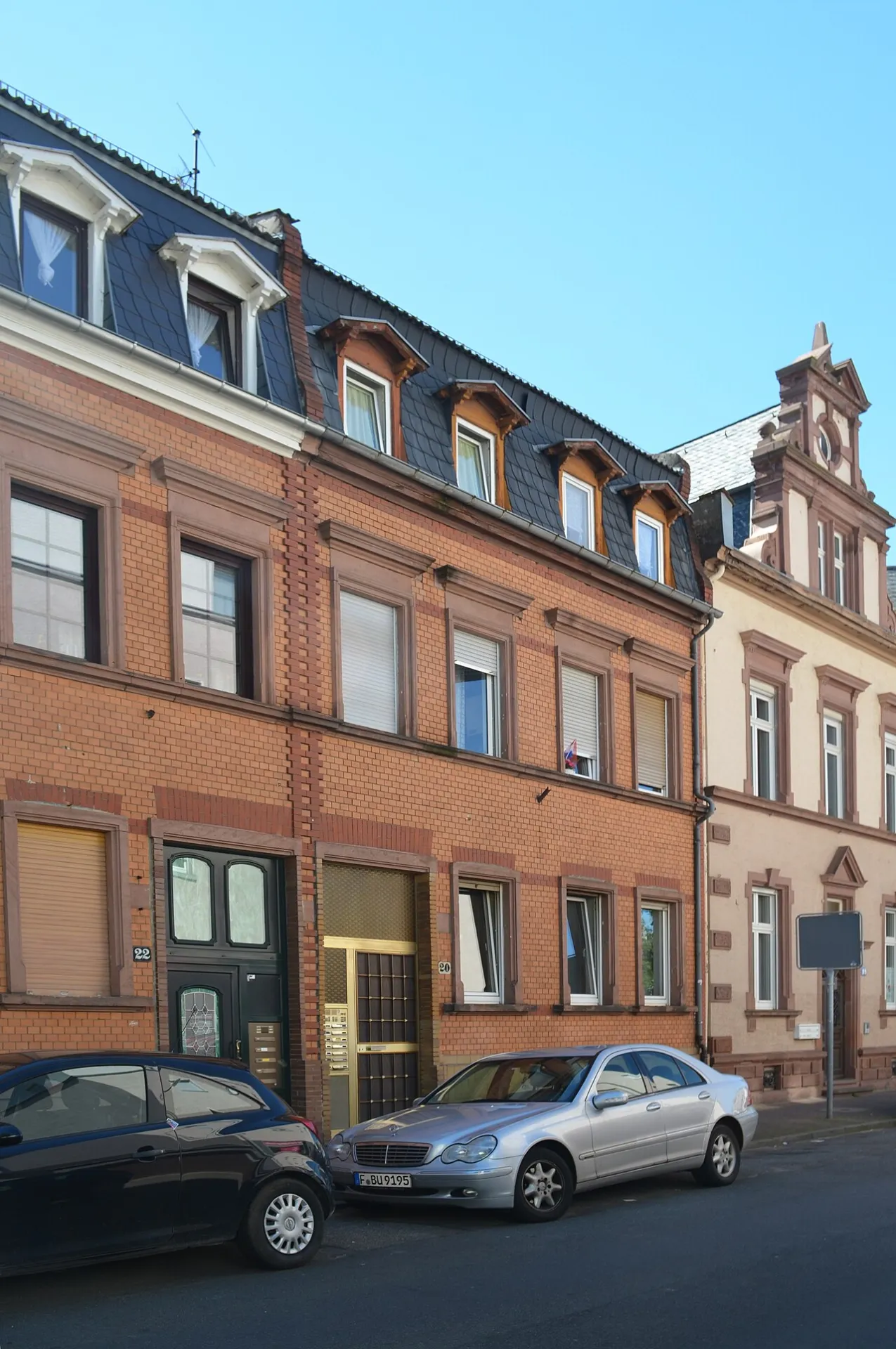 Wohnzeile an der Odenwaldstraße in Frankfurt Niederrad