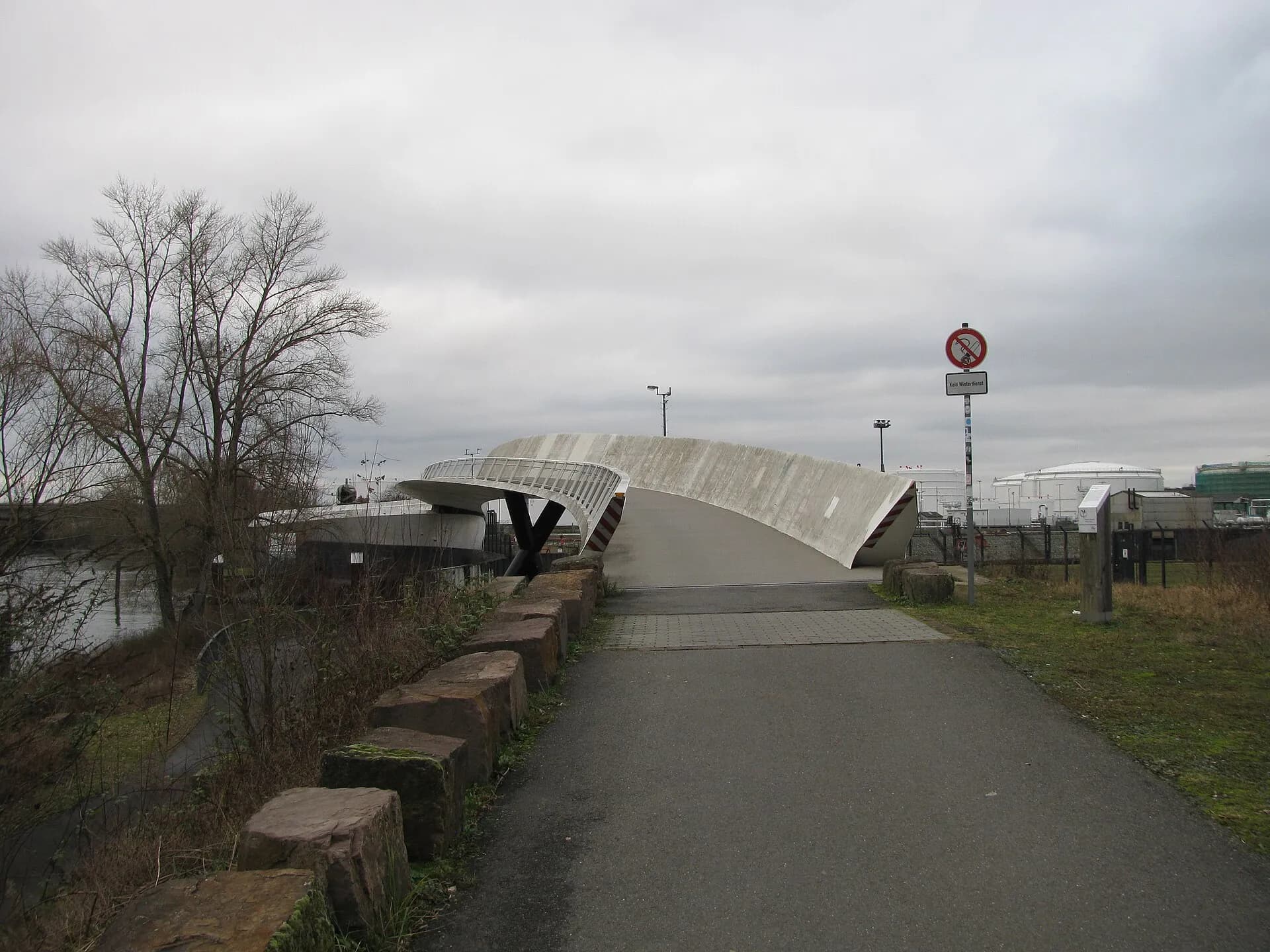 Auffahrt zur Ölhafenbrücke in Raunheim