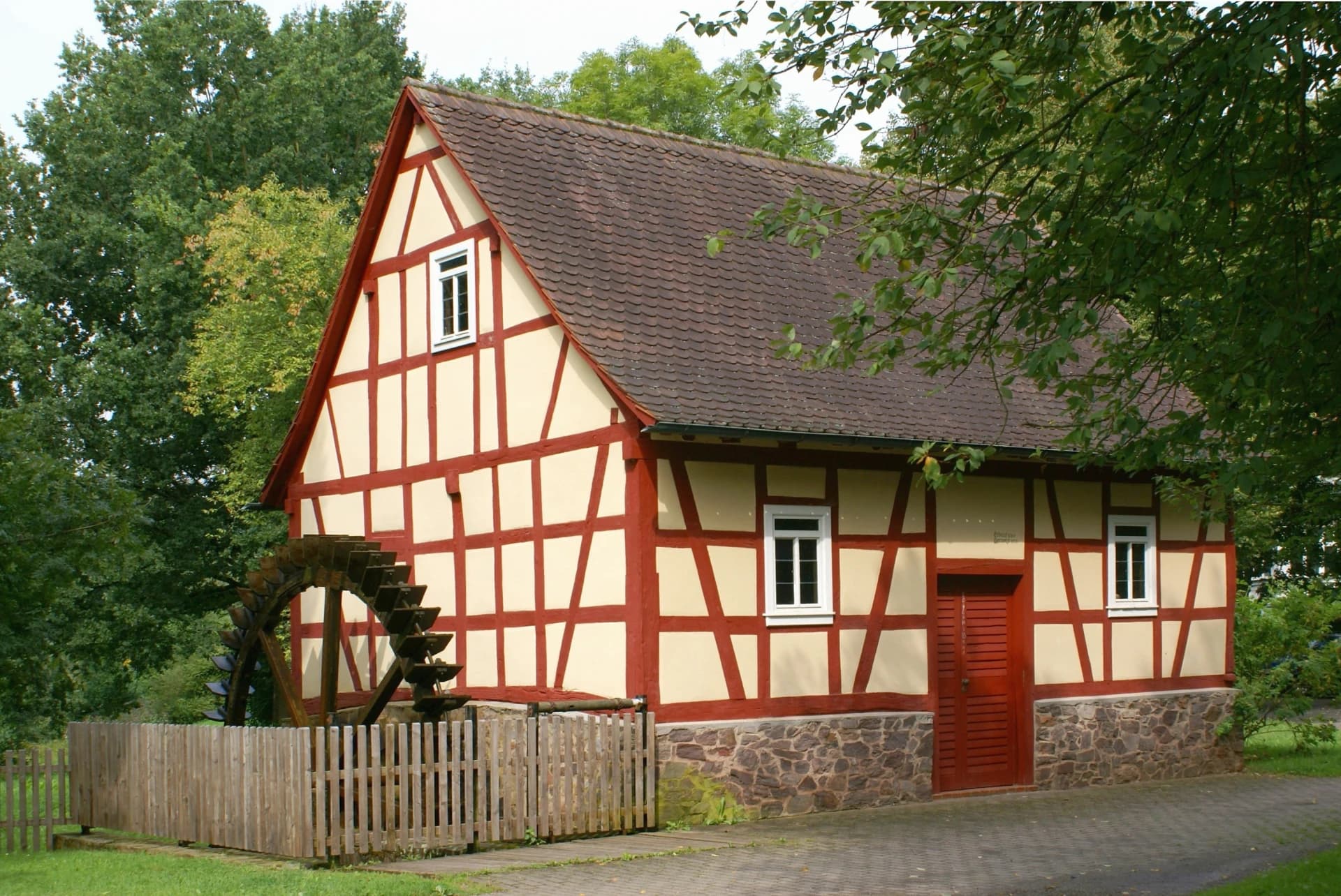 Seitenansicht der Ölmühle in Mömbris