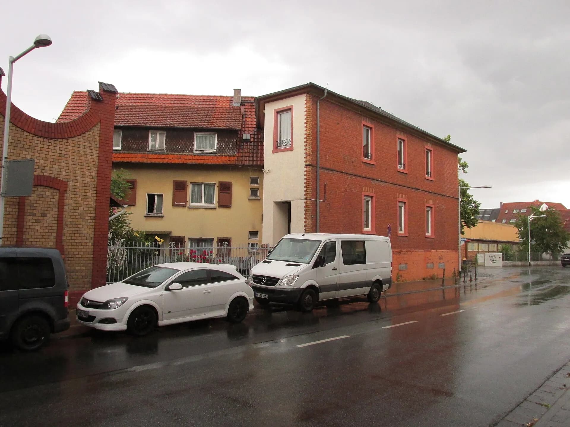 Wohnhaus Offenbacher Straße 38 bei Regen in Neu-Isenburg