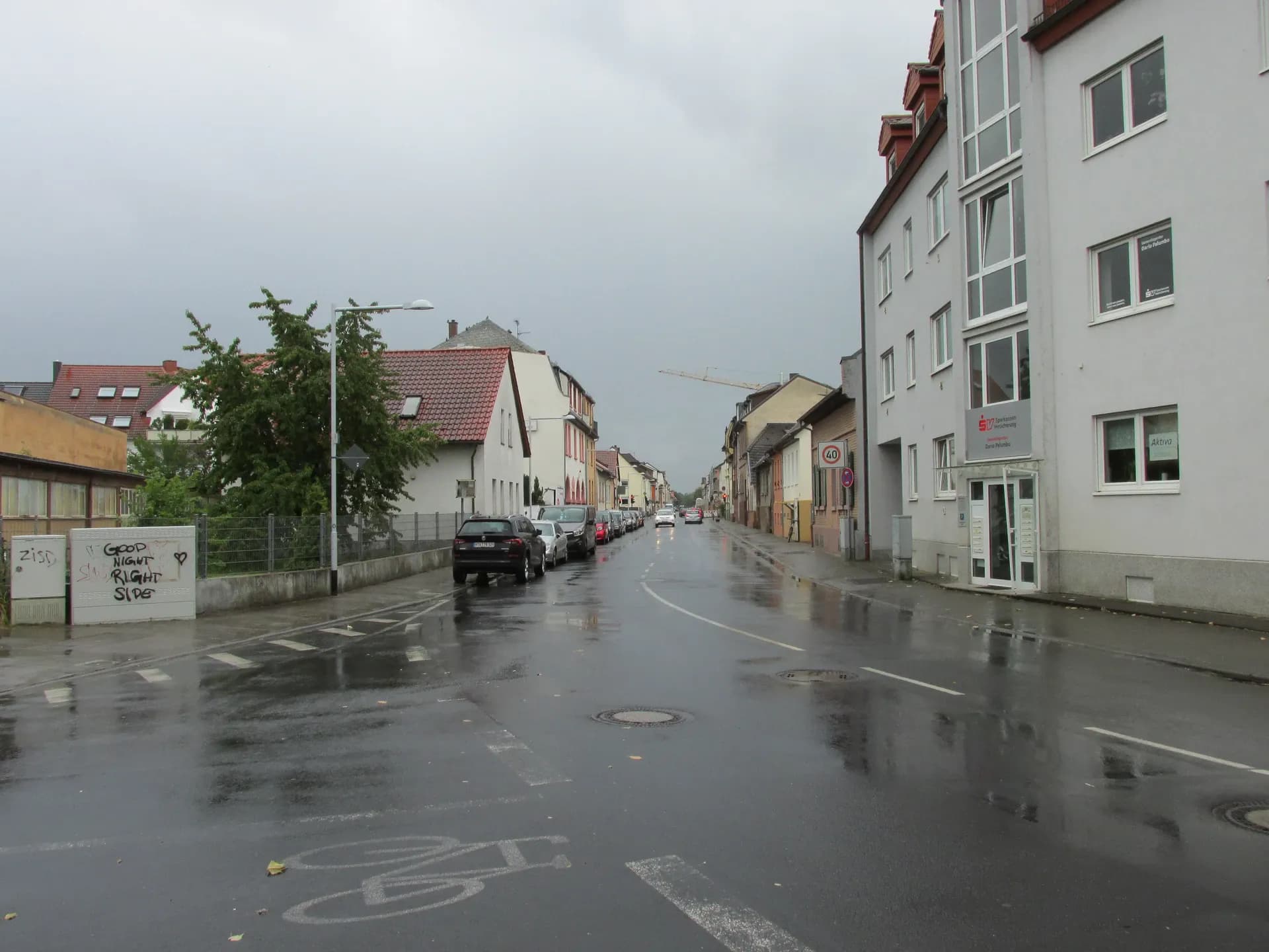 Offenbacher Straße bei Regen in Neu-Isenburg