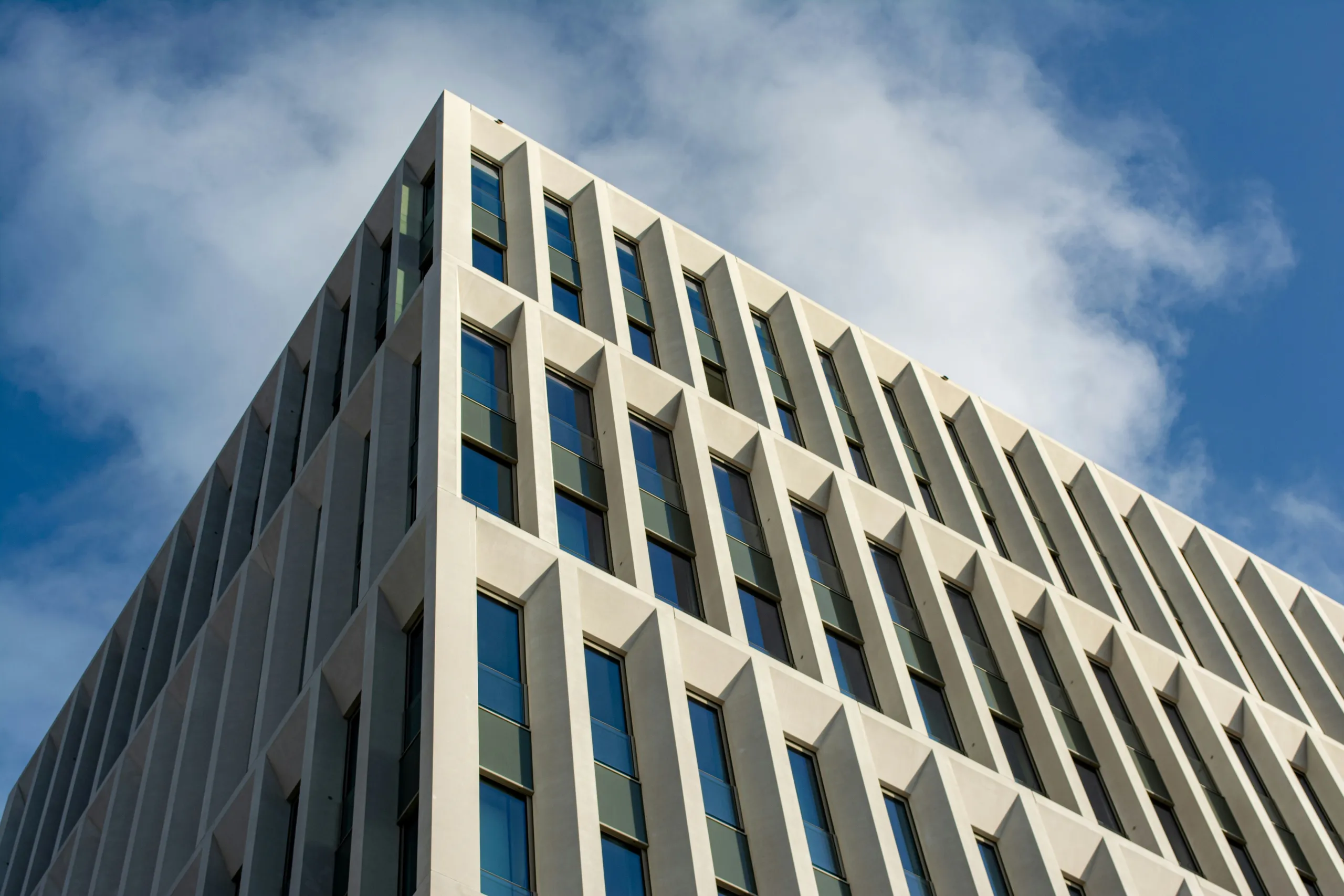 Bürogebäude mit plastischer Rasterfassade aus hellem Beton