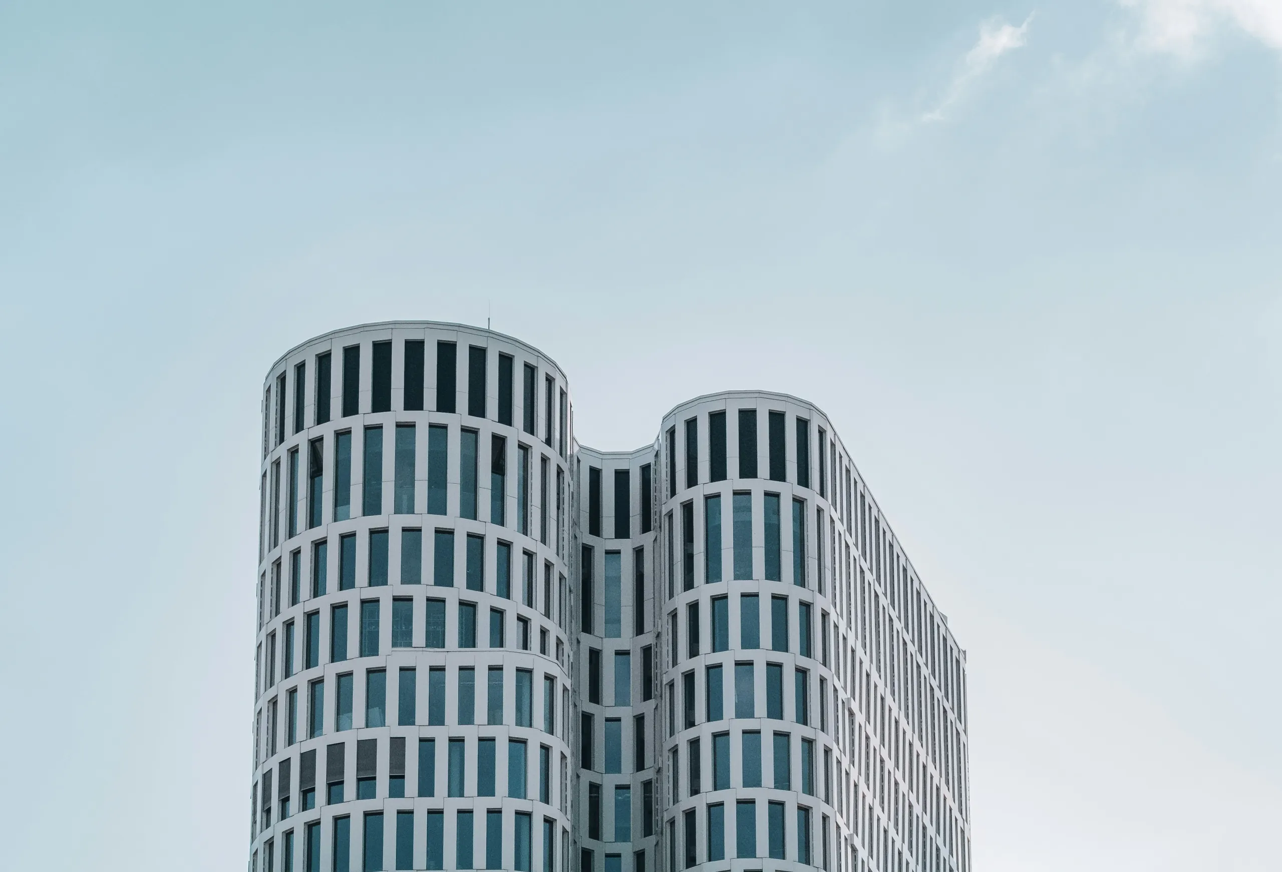 Rundes Bürohochhaus mit weißen Fensterbändern