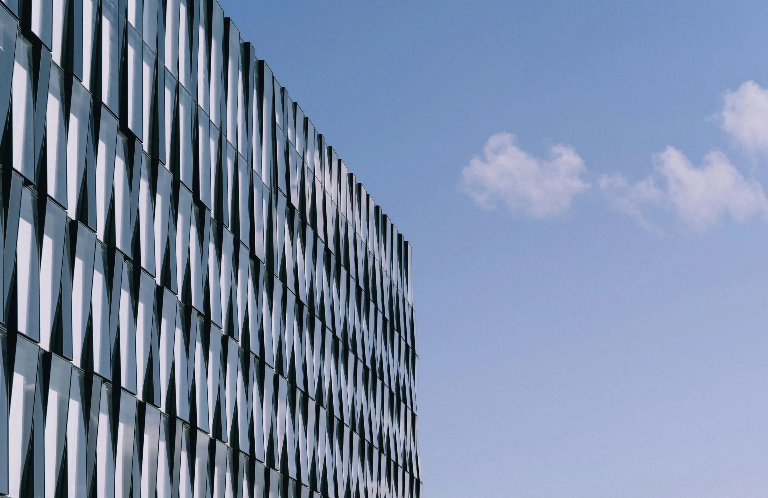 Bürofassade mit prismatisch gefalteten Glaspaneelen