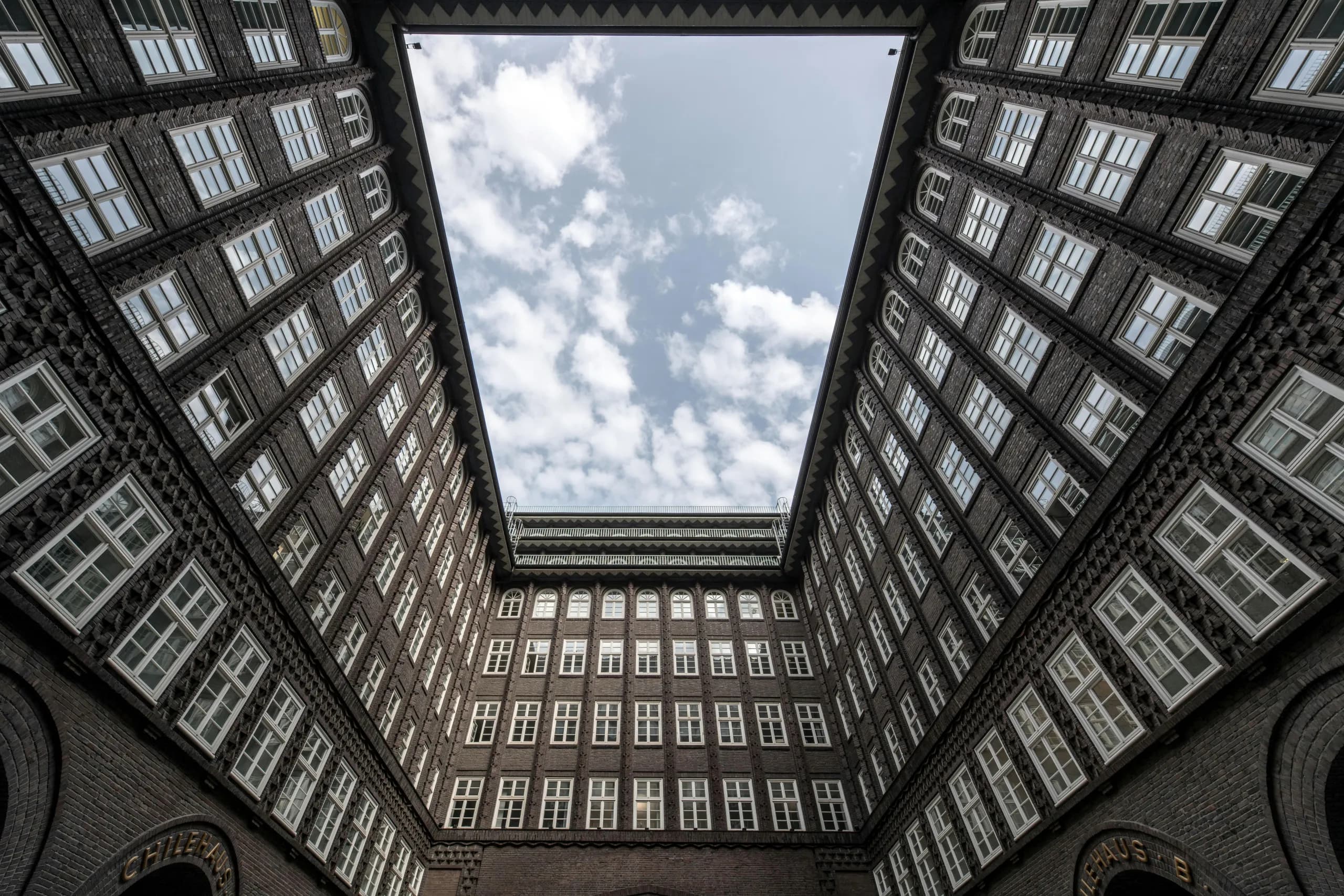 Innenhof eines historischen Kontorhauses mit Backsteinfassaden