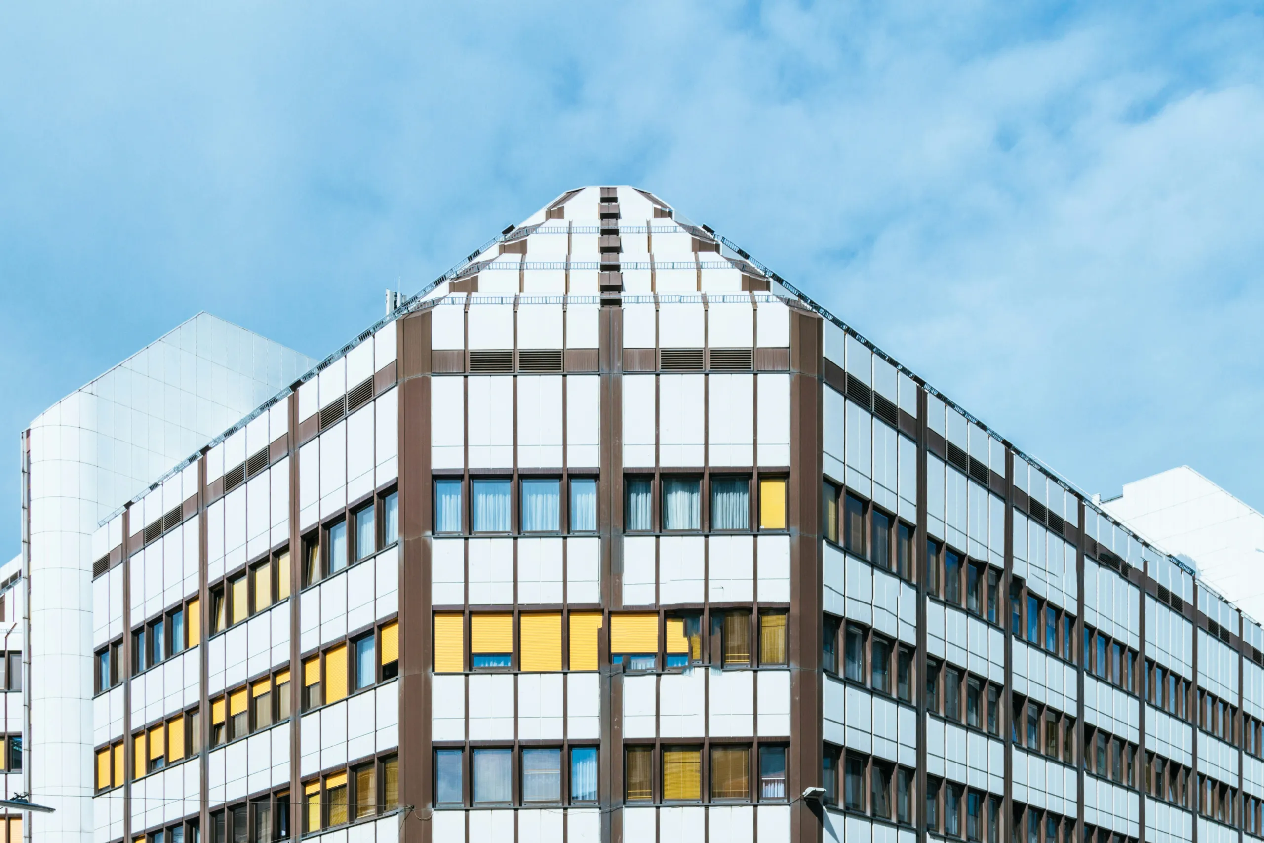Bürokomplex der Siebzigerjahre mit gelben Jalousien