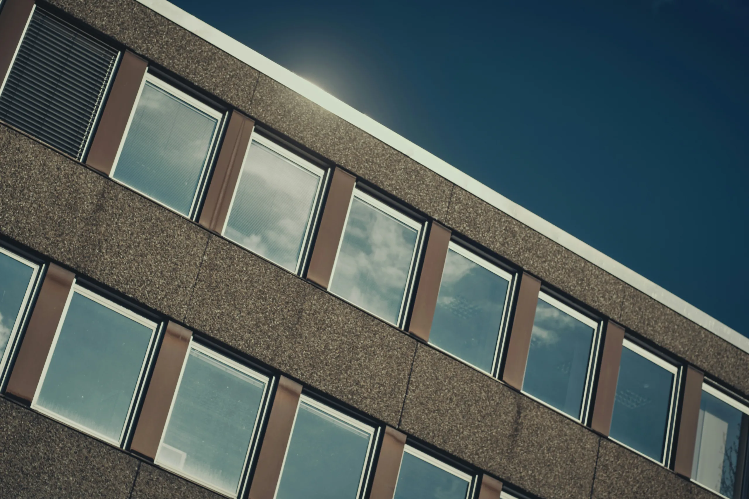 Bürofassade der Sechzigerjahre mit Waschbeton und Fensterreihen
