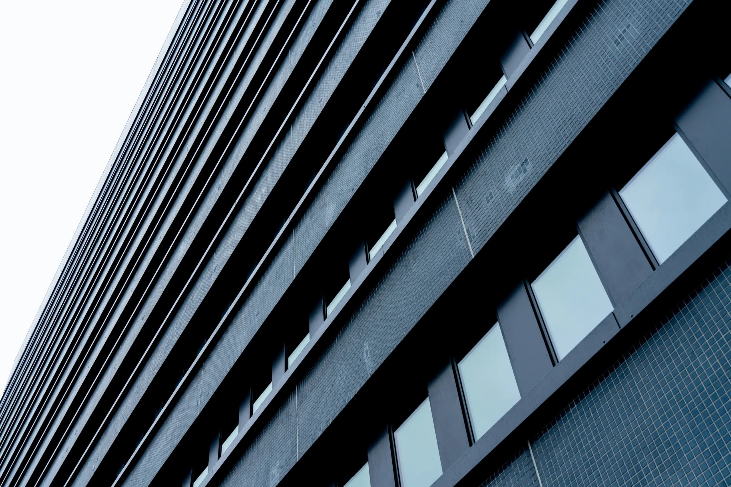 Dunkle Bürofassade mit horizontalen Lamellen