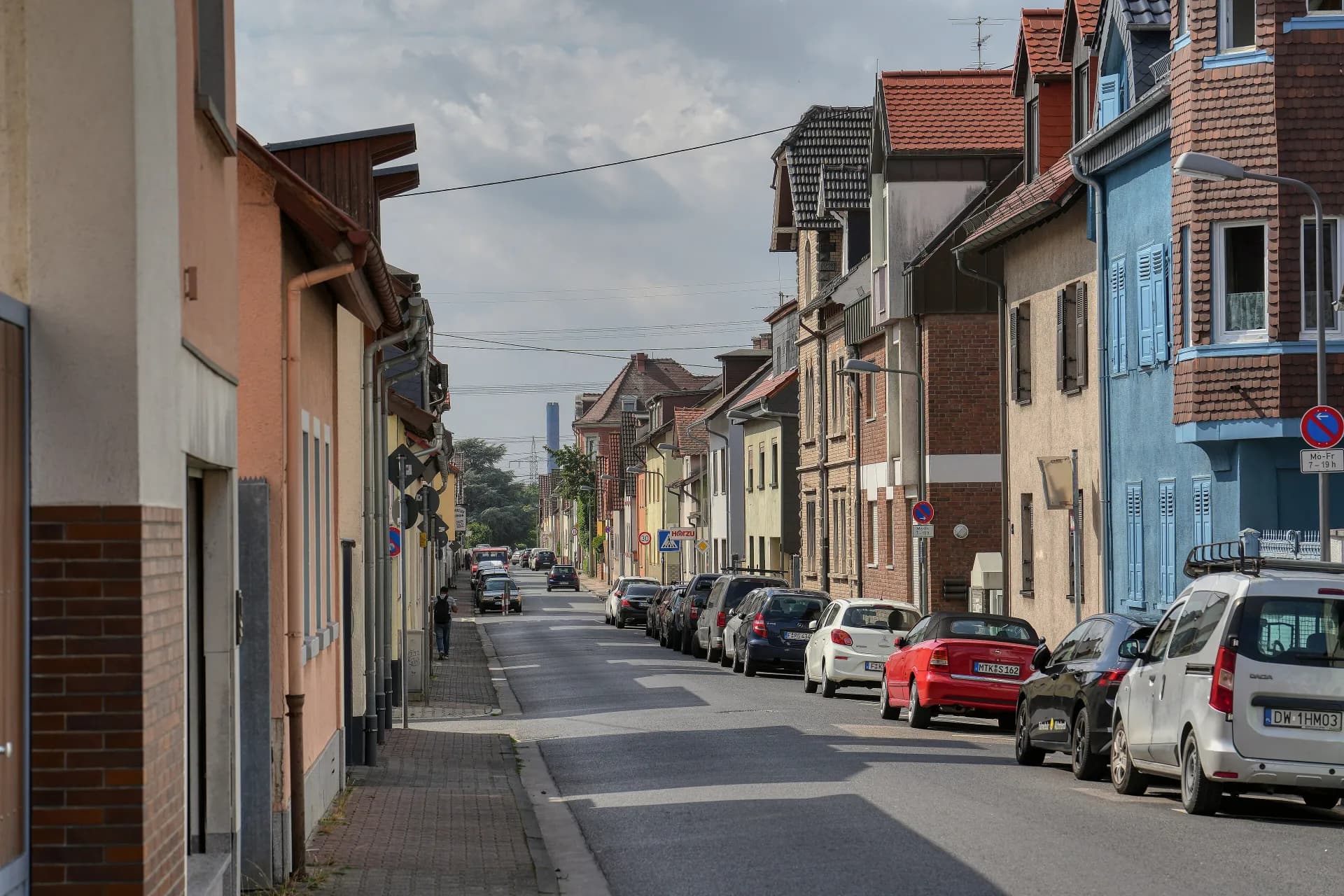 Okrifteler Straße im Ortskern von Frankfurt Sindlingen