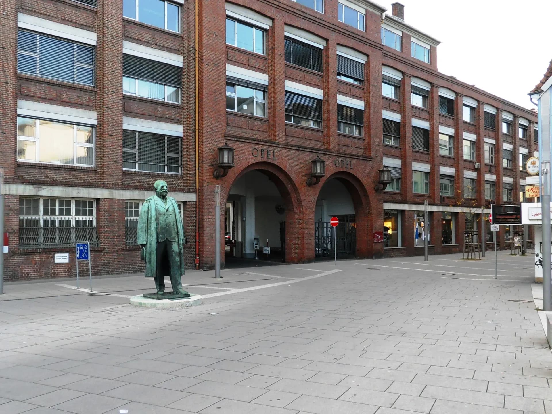 Opel-Hauptportal an der Marktstraße in Rüsselsheim