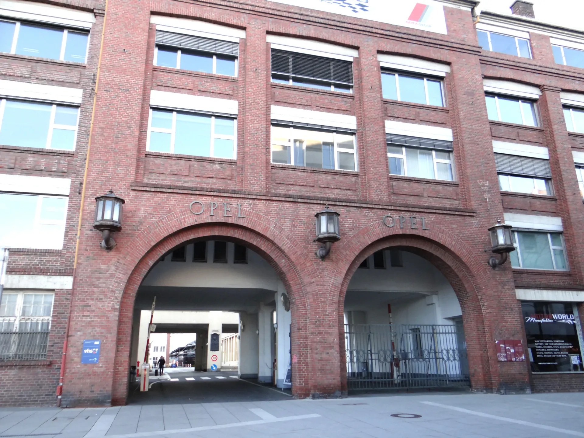 Opel-Portal am Bahnhofsplatz in Rüsselsheim