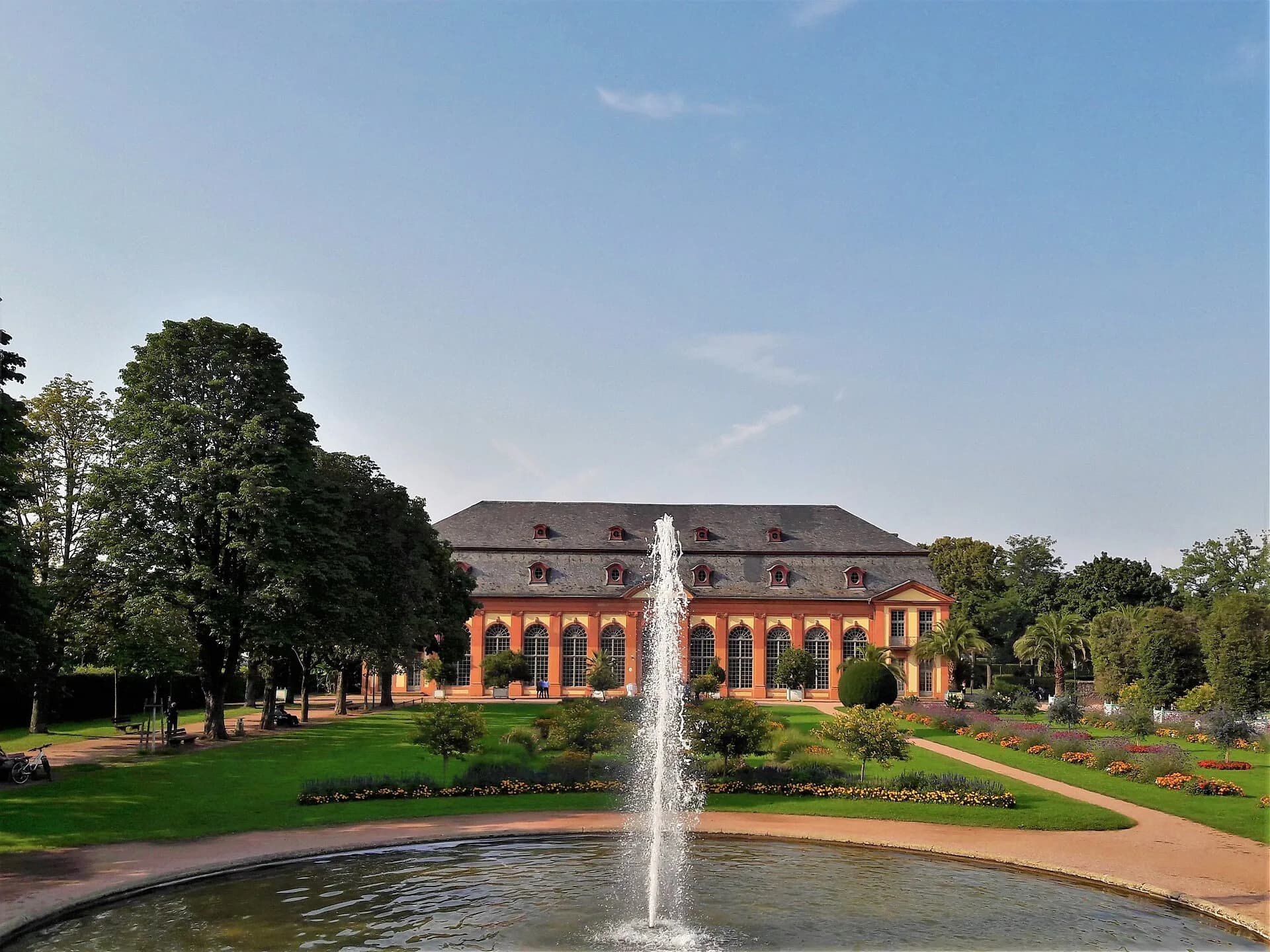 Orangerie mit Garten und Springbrunnen in Darmstadt-Bessungen