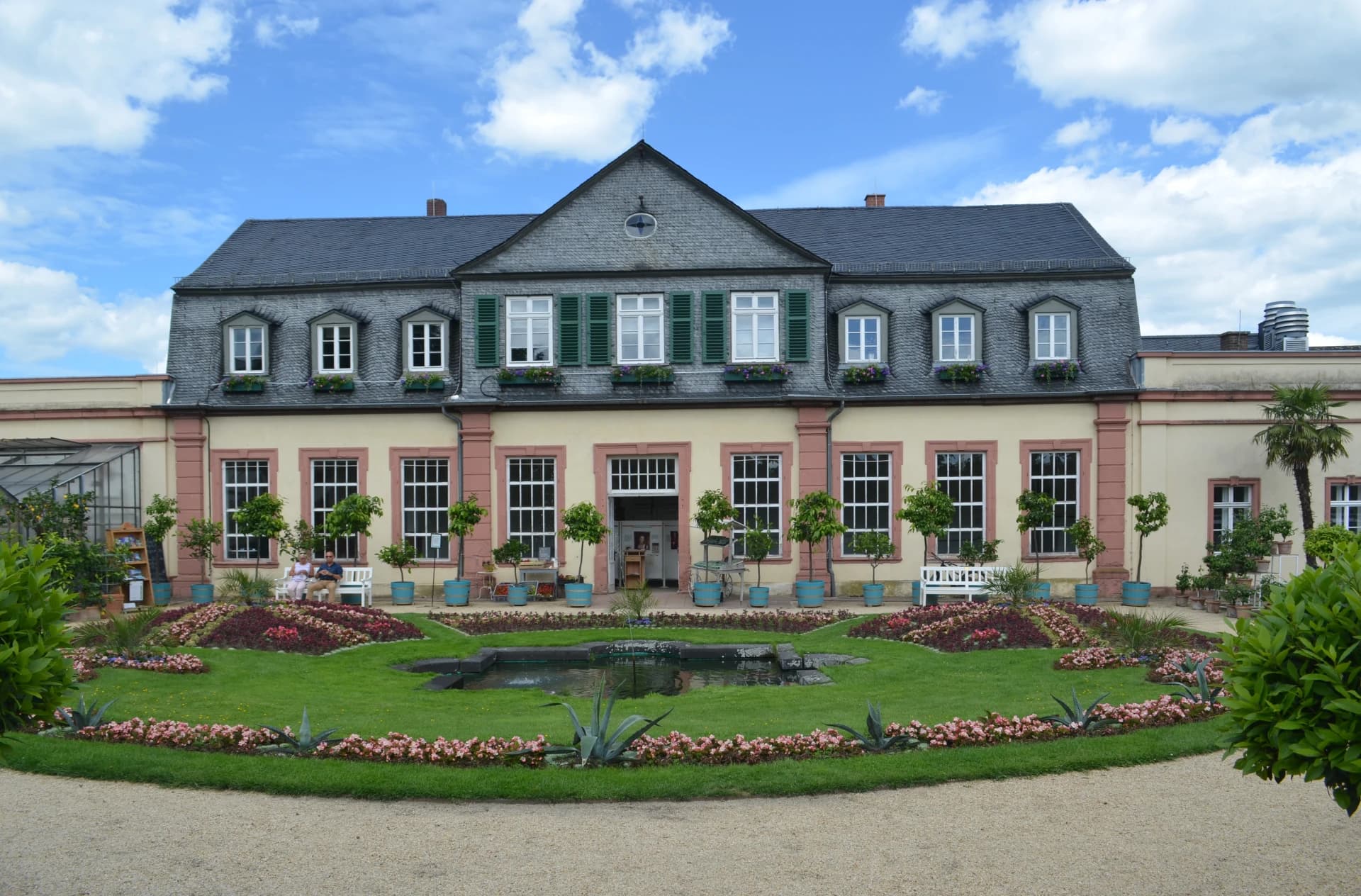 Orangerie mit Blumenrondell im Schlosspark Bad Homburg