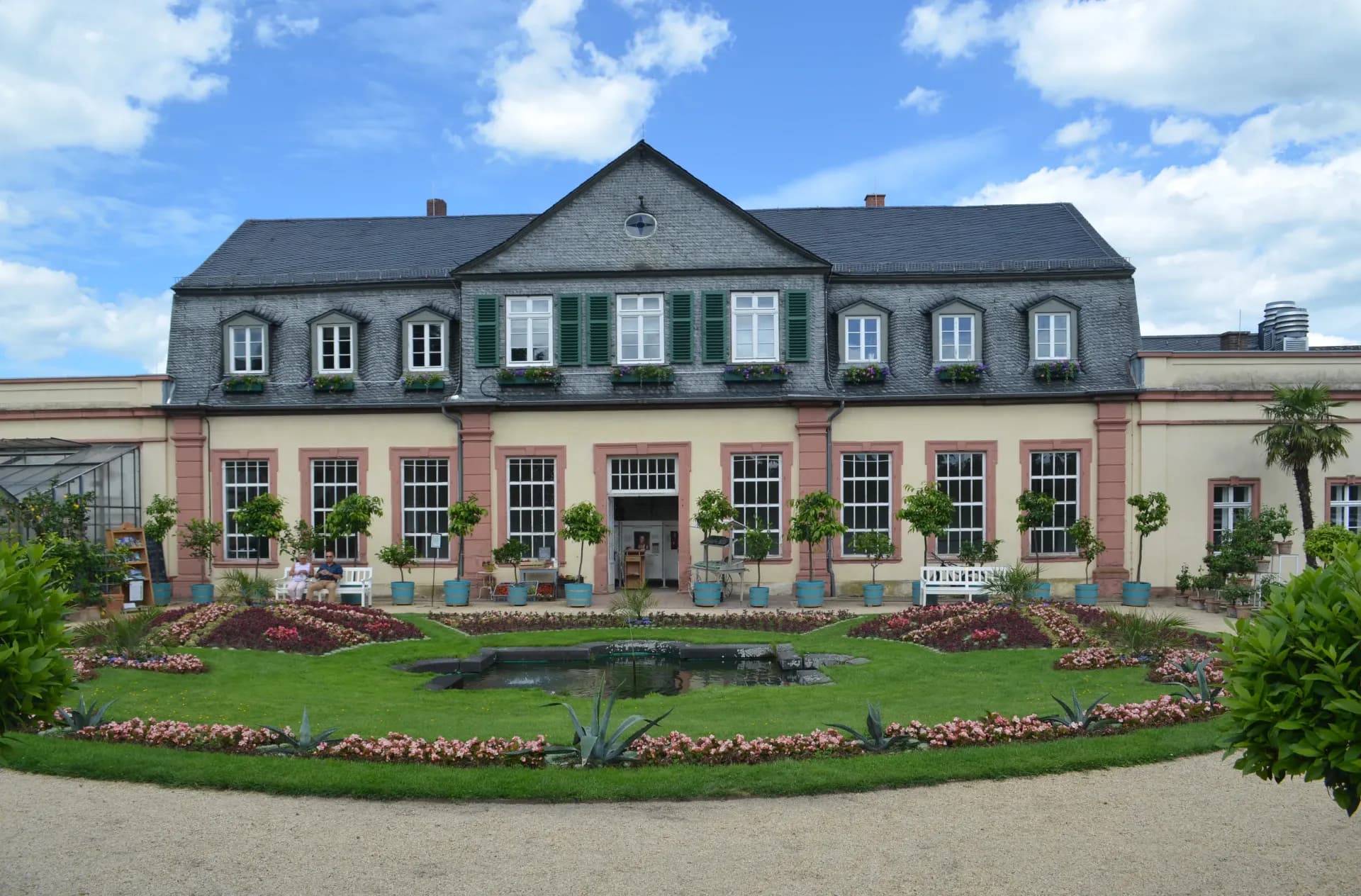 Orangerie mit Blumenrondell im Schlosspark Bad Homburg
