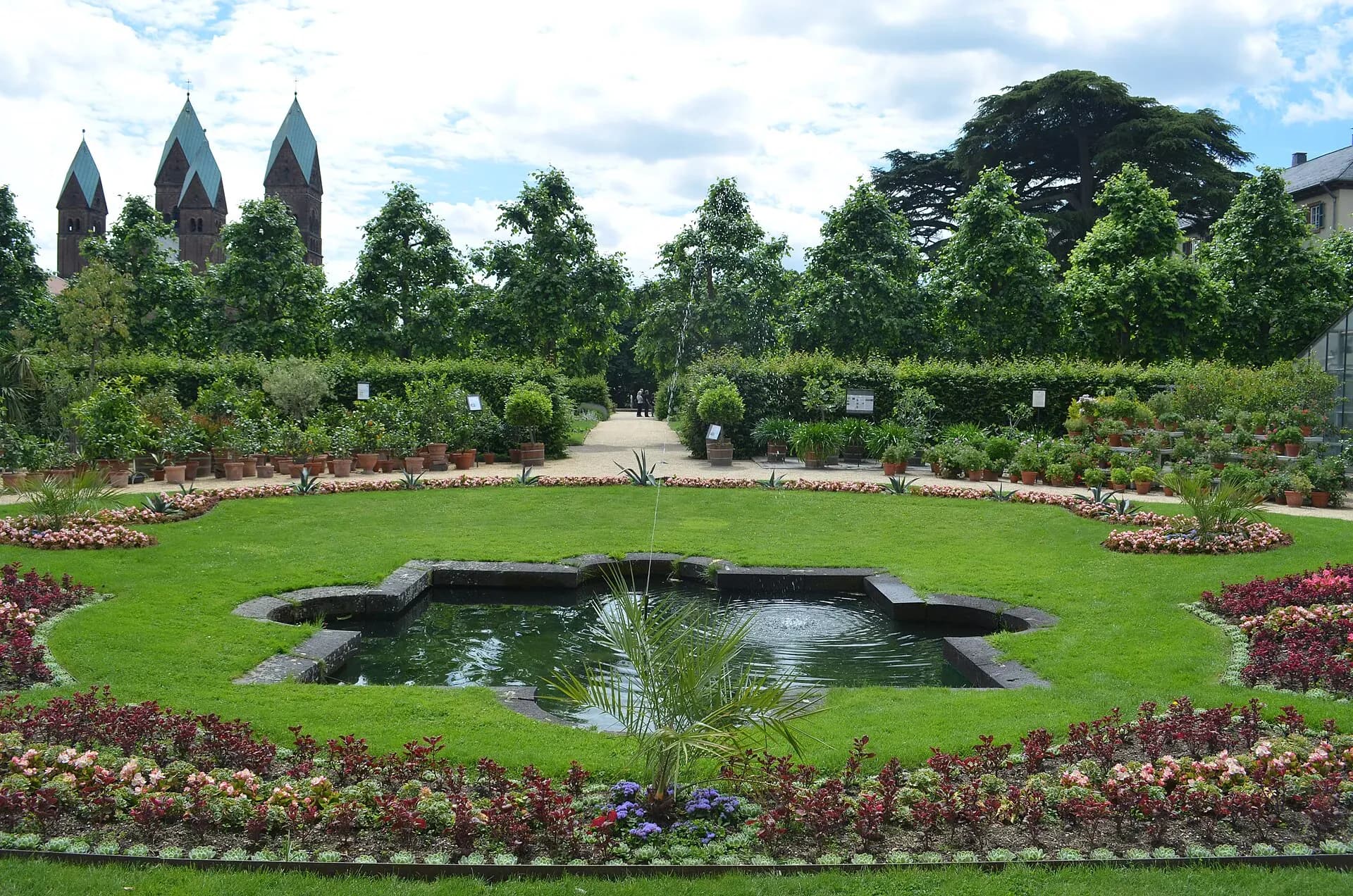 Orangeriebrunnen mit Blumenbeet in Bad Homburg