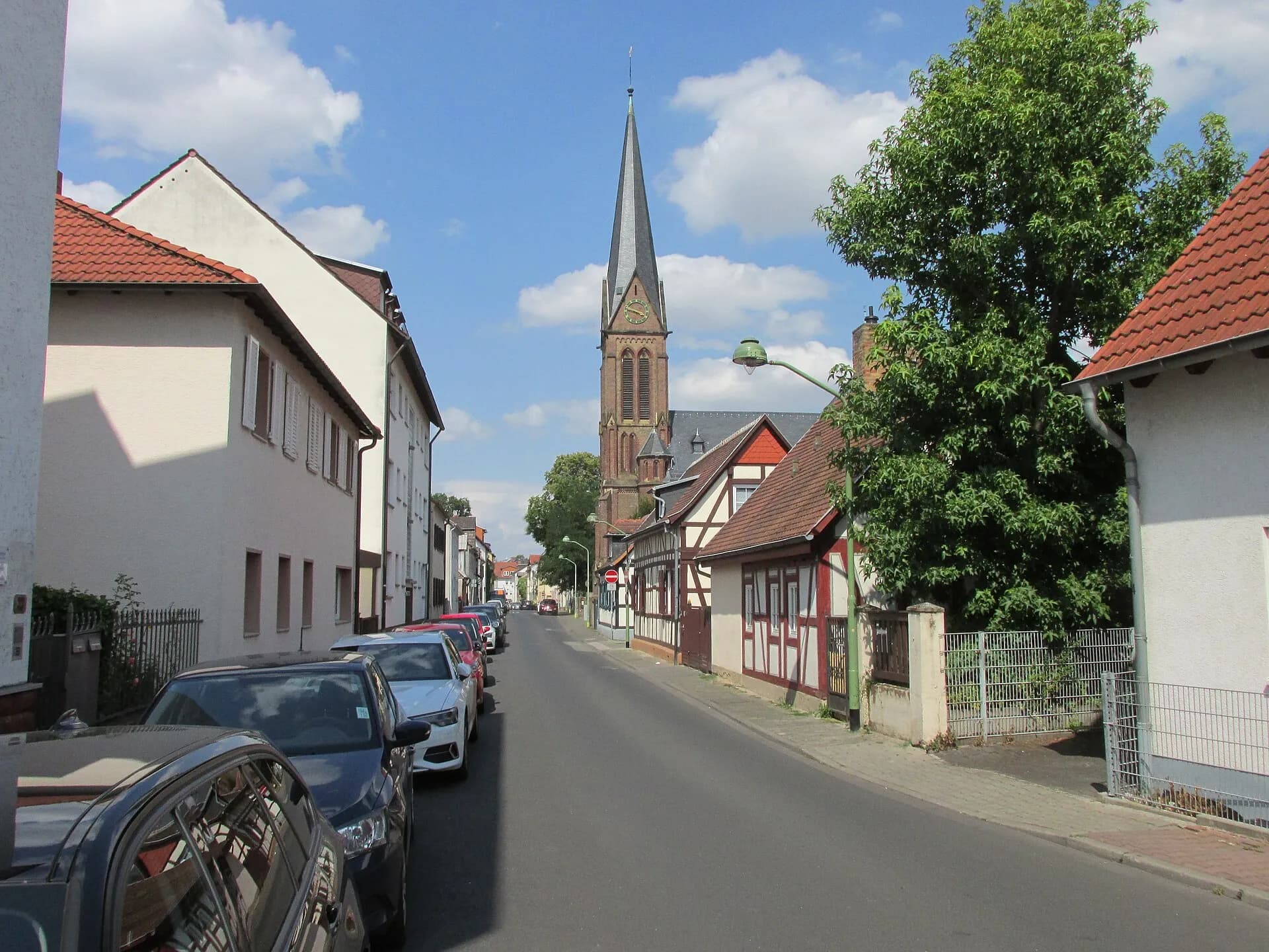 Oranienstraße mit dem Turm von St. Peter und Paul in Frankfurt Heddernheim