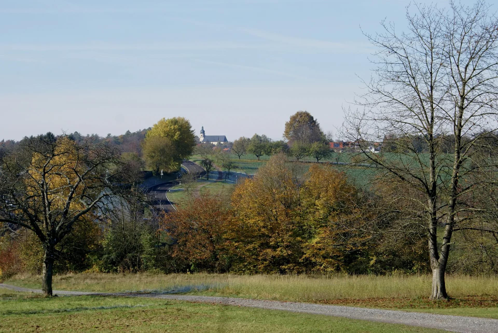Ortsansicht von Johannesberg mit Pfarrkirche vom Breunsberg aus