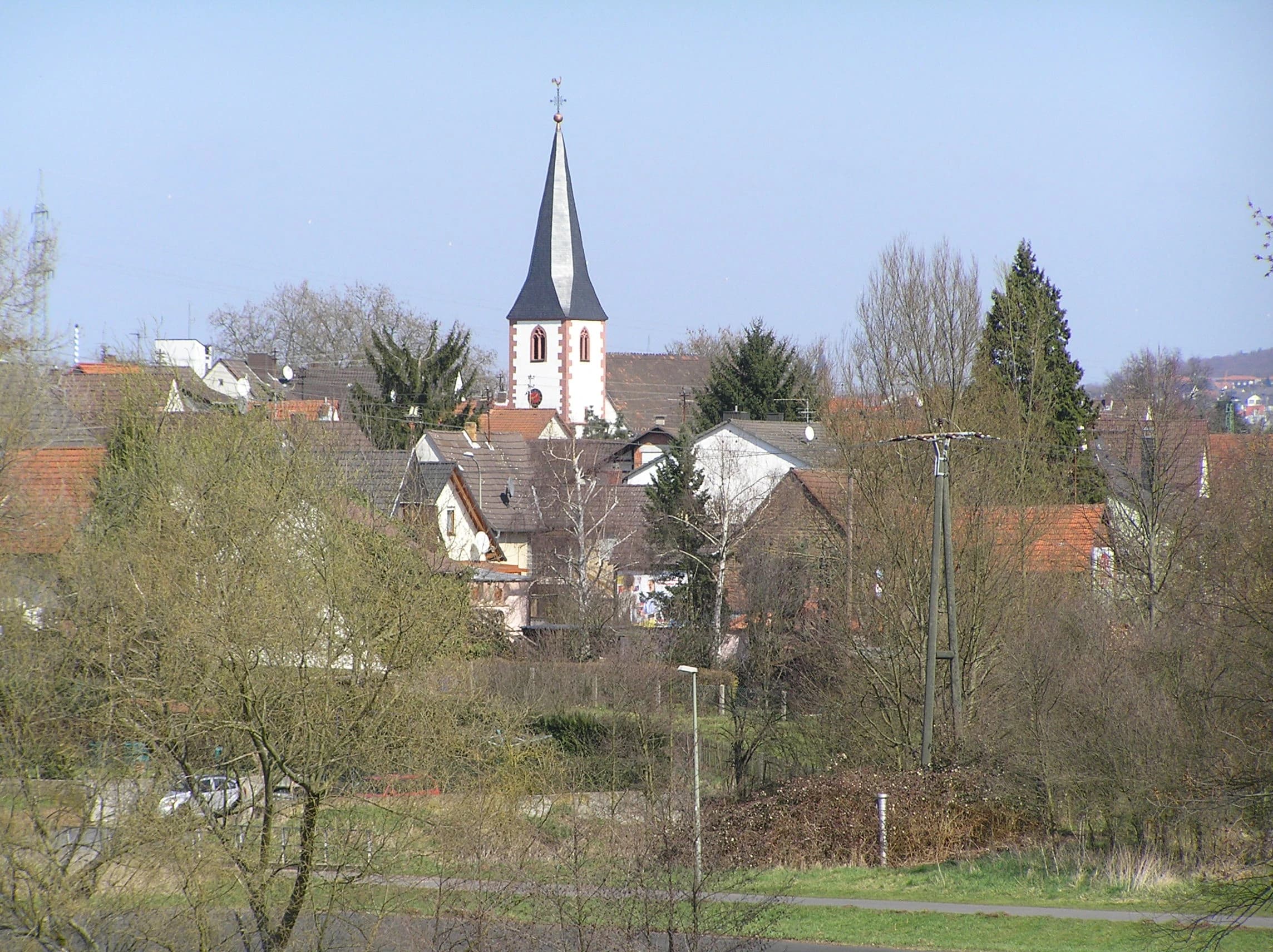 Ortsansicht von Dettingen mit der Alten Kirche in Karlstein am Main