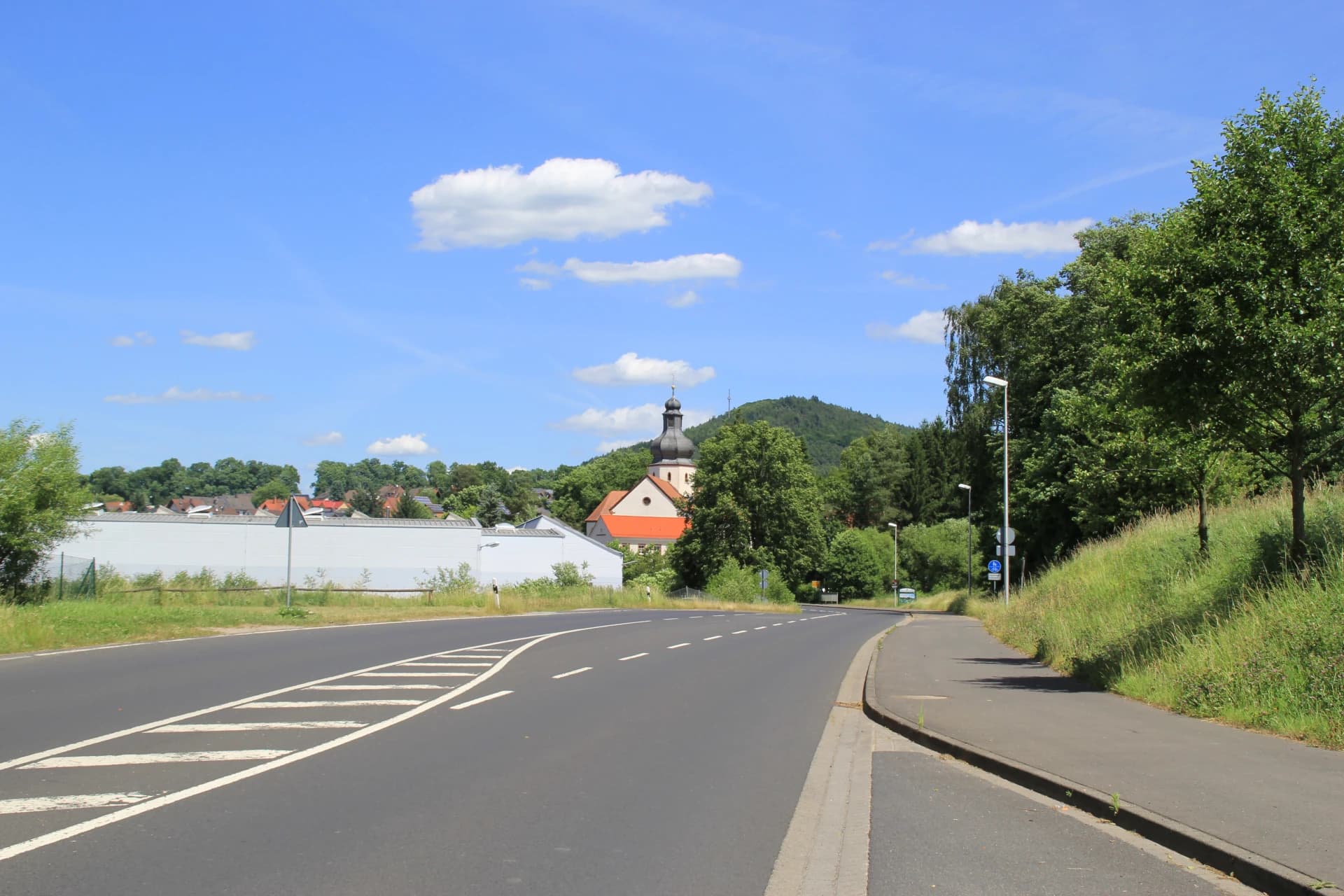 Ortsansicht von Schöllkrippen-Ernstkirchen mit Kirchturm und Reuschberg