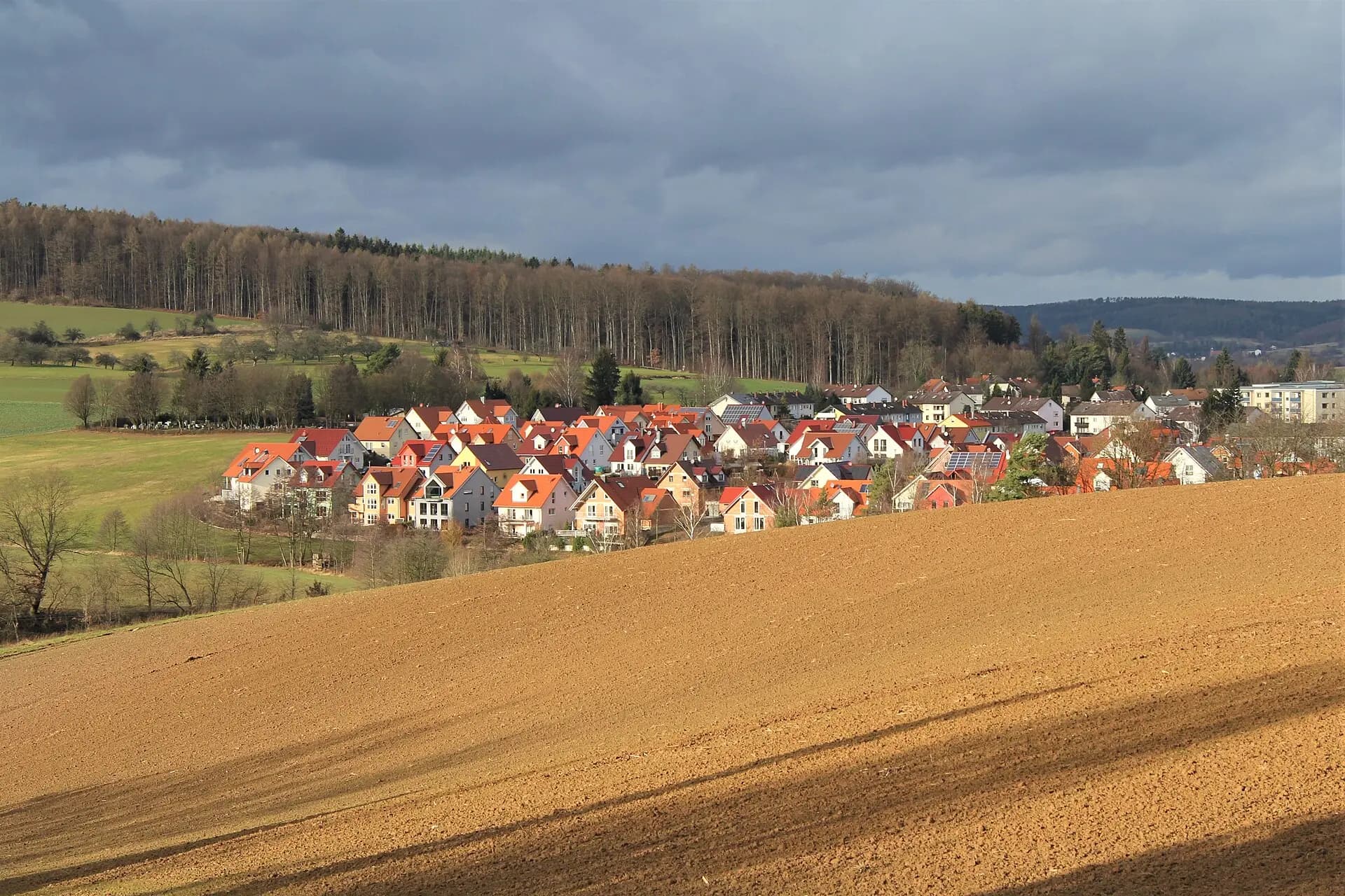 Blick über Felder auf den Ortsteil Hösbach-Bahnhof