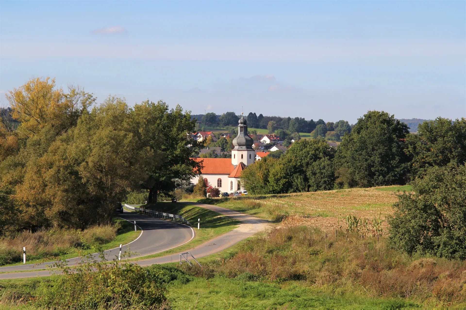 Ortsansicht von Schöllkrippen mit Kirchturm im Kahlgrund