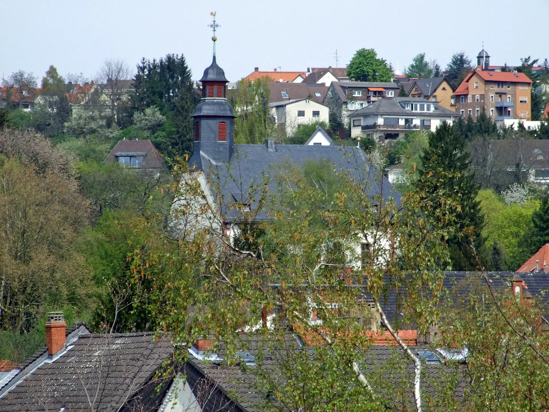 Ortsansicht über die Dächer mit Kirchturm in Frankfurt-Bergen-Enkheim