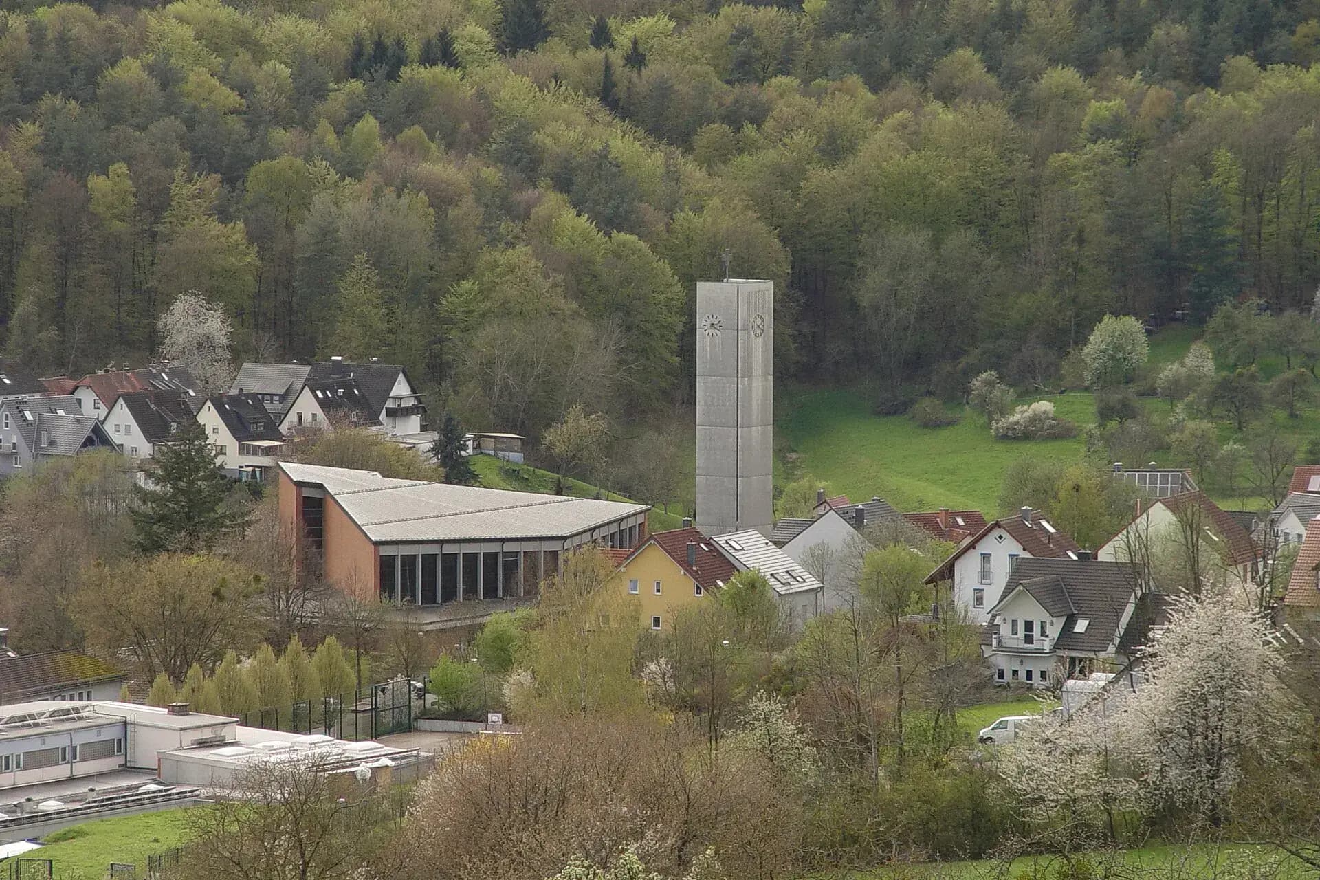 Ortsansicht von Aschaffenburg-Gailbach mit der Pfarrkirche Sankt Matthäus im Tal