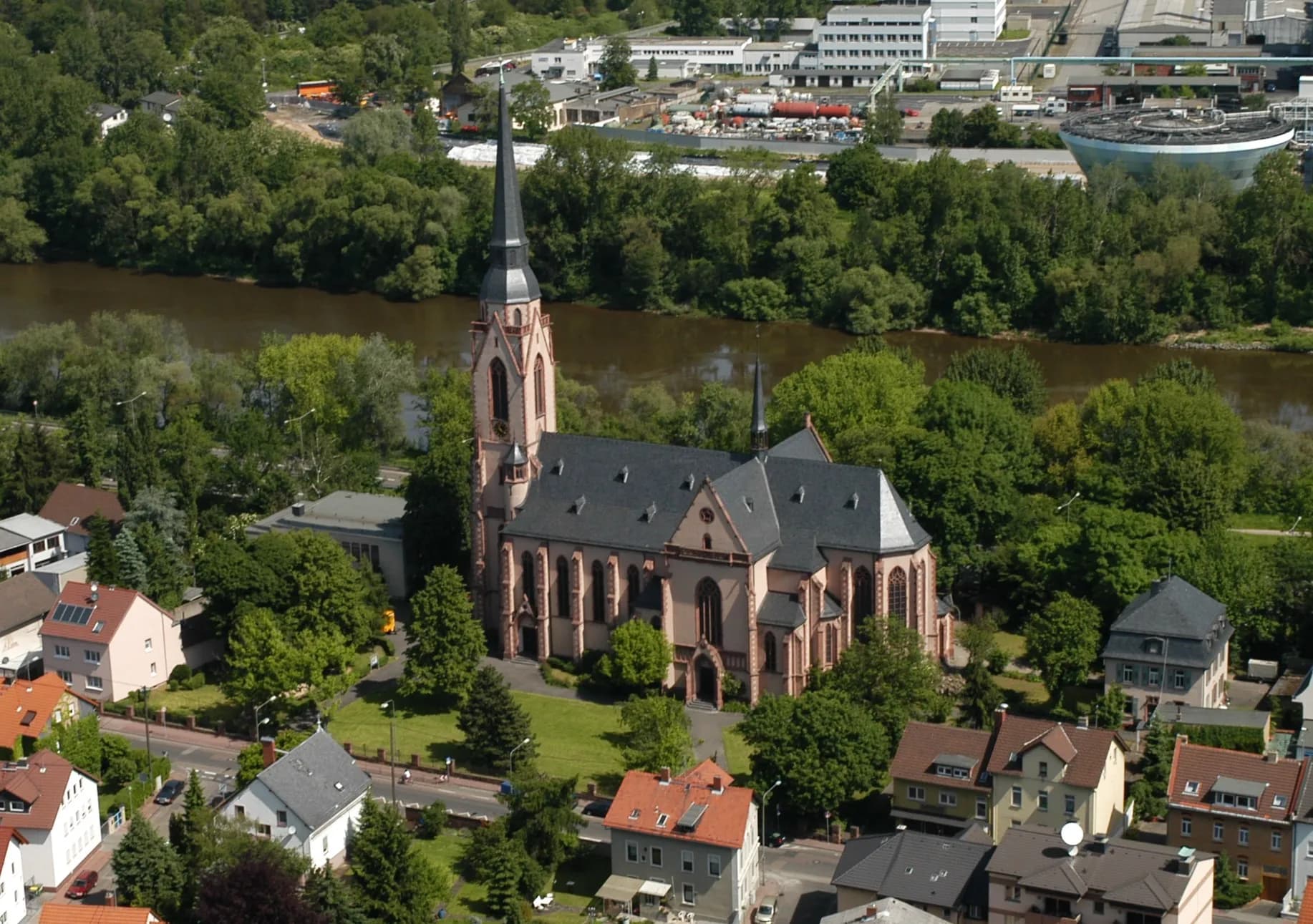 Ortsansicht von Frankfurt Schwanheim mit St. Mauritius am Main