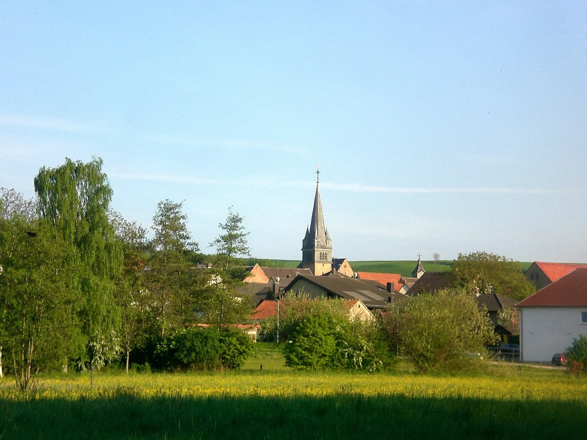 Ortsansicht von Otzberg-Nieder-Klingen über den Feldern