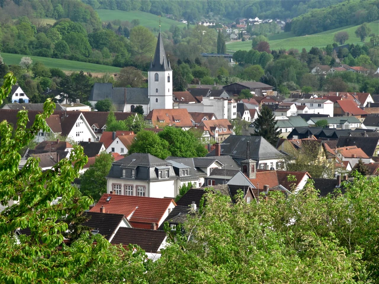 Ortsansicht von Nieder-Ramstadt mit evangelischer Kirche in Mühltal