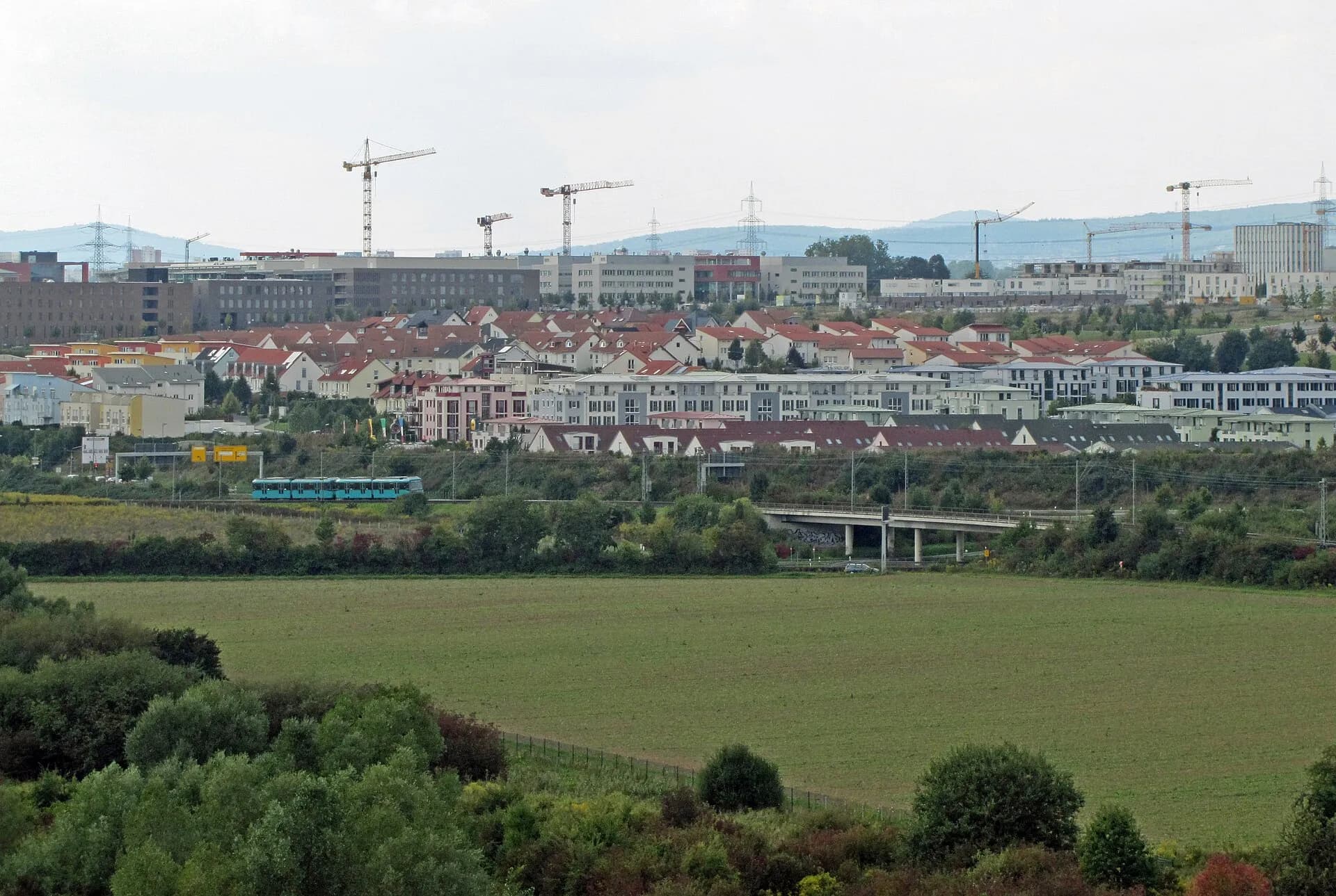 Blick über die Felder auf das Neubauquartier in Frankfurt Kalbach-Riedberg