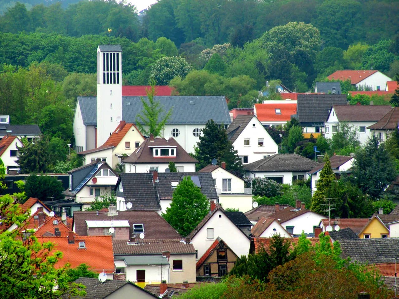 Ortsansicht von Traisa mit evangelischer Kirche in Mühltal