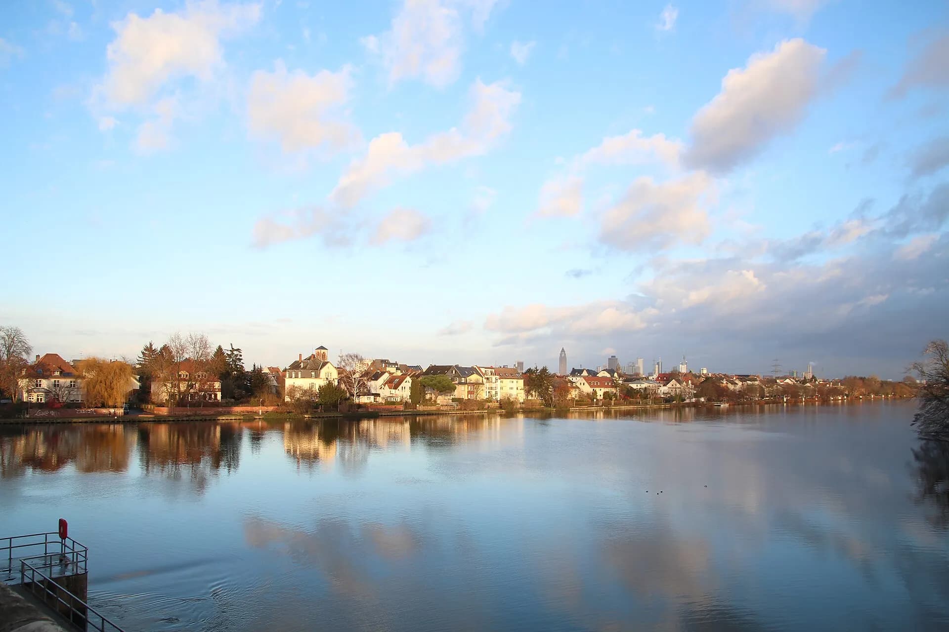 Blick über den Main auf Frankfurt Griesheim