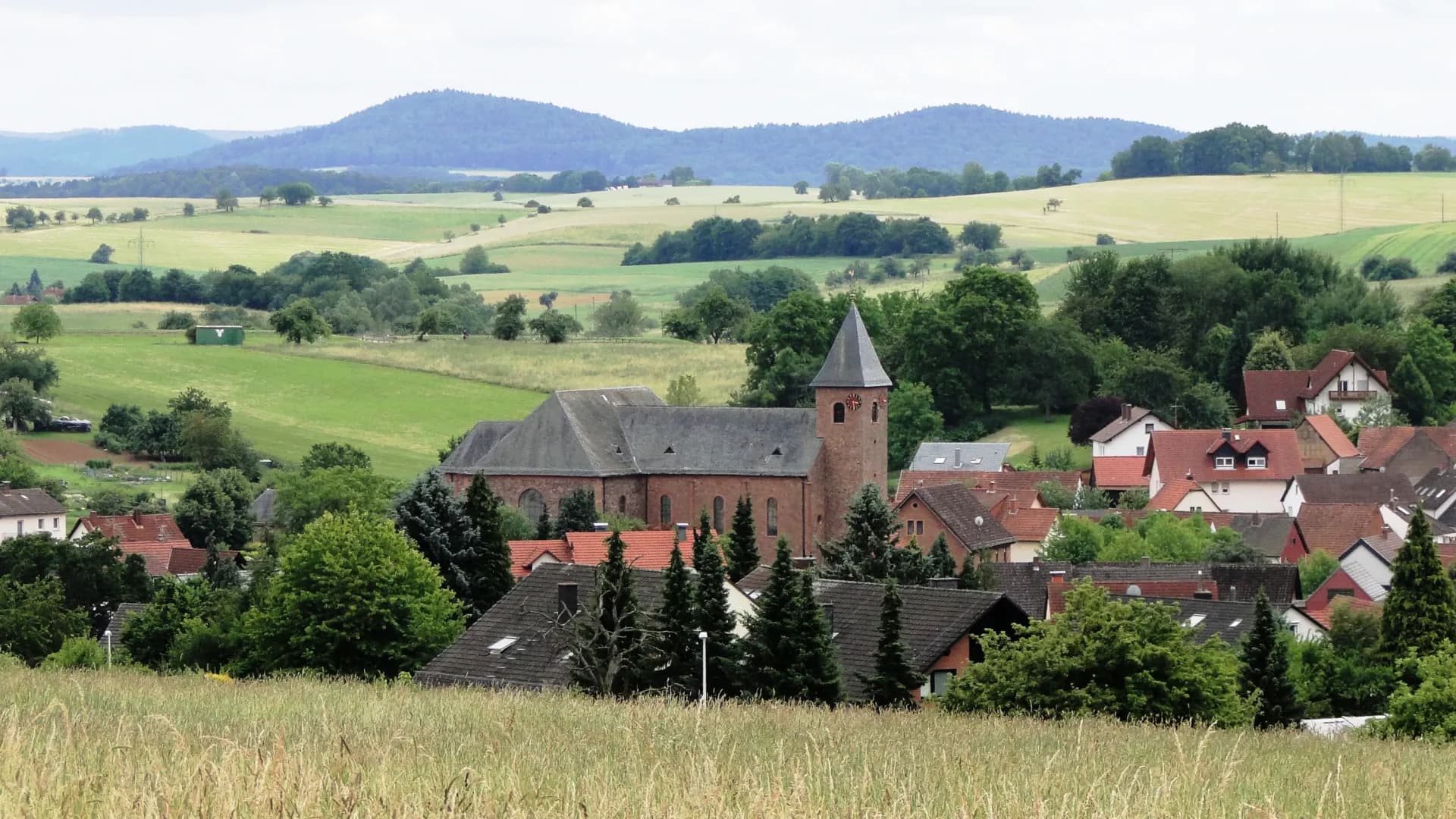 Ortsansicht von Geiselbach mit der Kirche St. Maria Magdalena