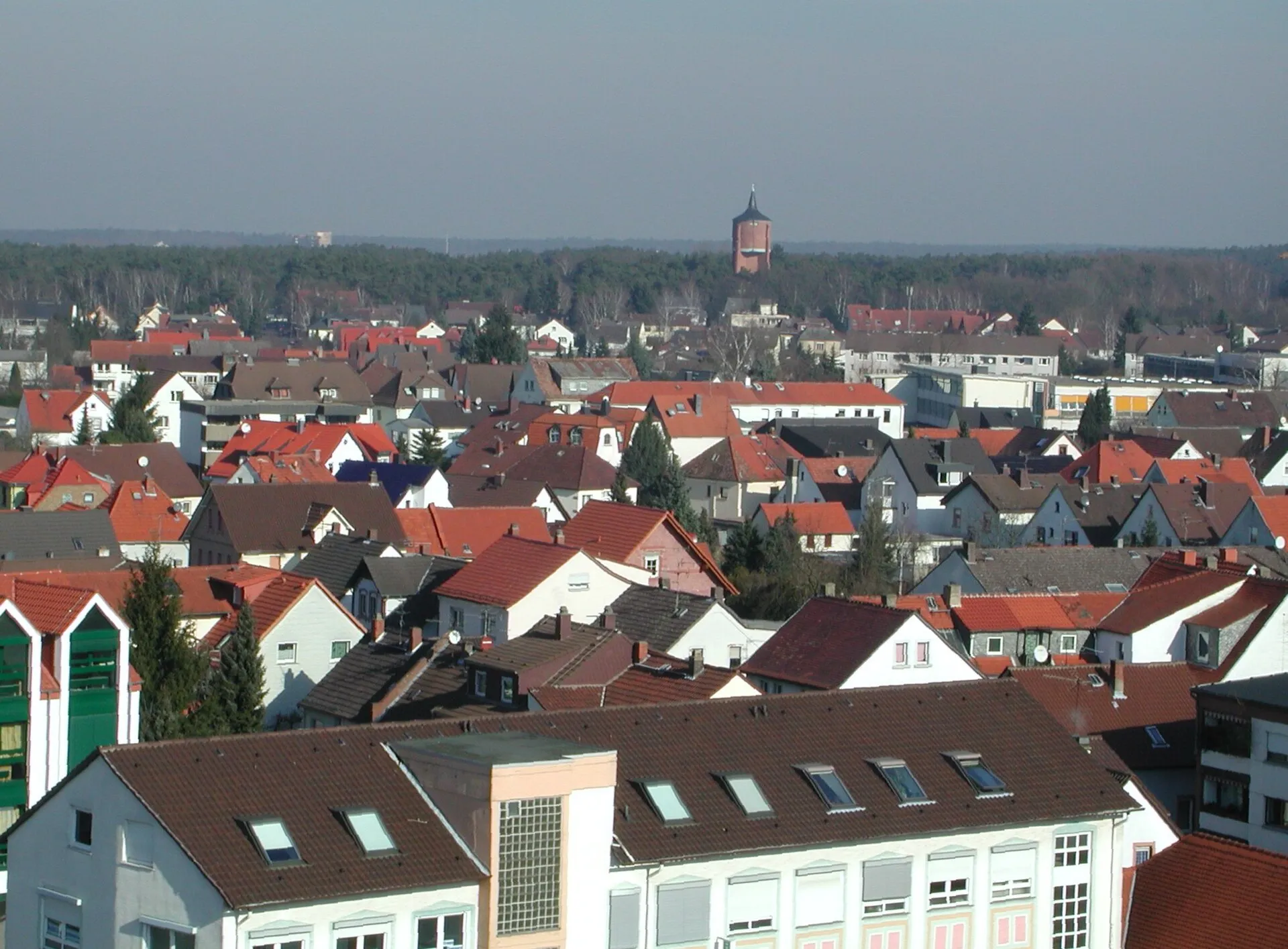 Ortsansicht von Rodgau-Jügesheim mit dem Wasserturm am Horizont