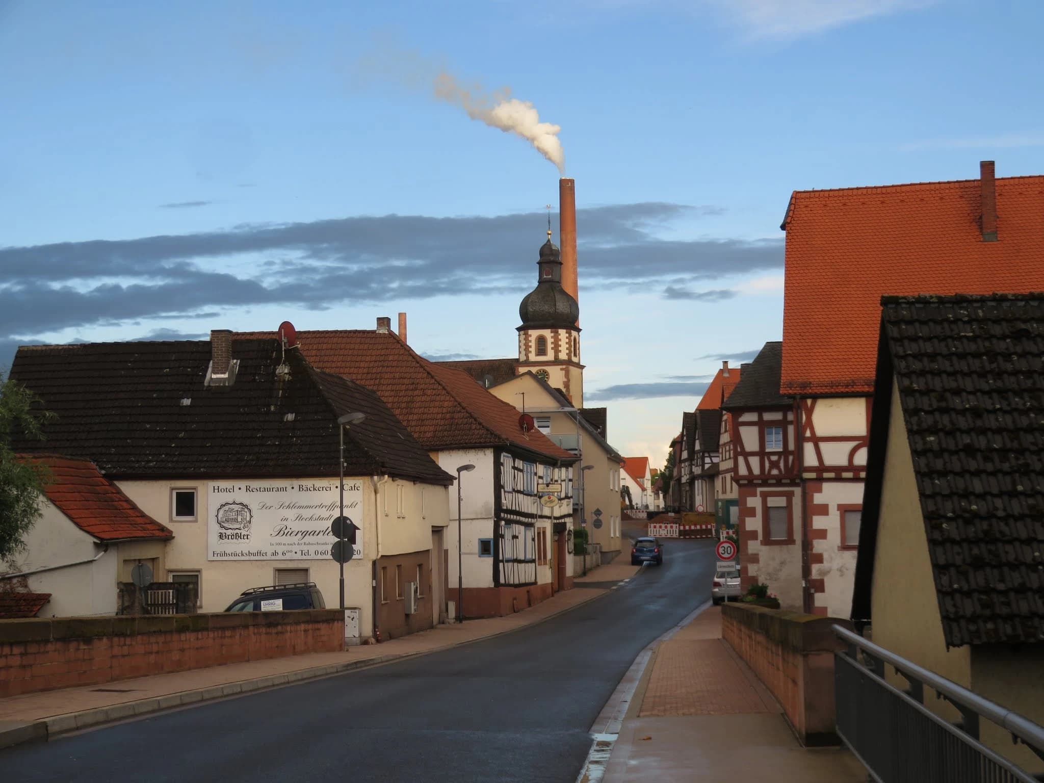 Ortsansicht mit Kirchturm von St. Leonhard in Stockstadt am Main