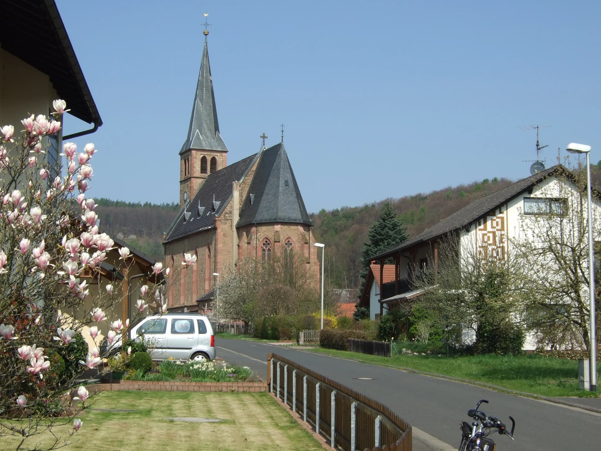 Ortsbild von Gunzenbach mit der Kirche St. Michael in Mömbris