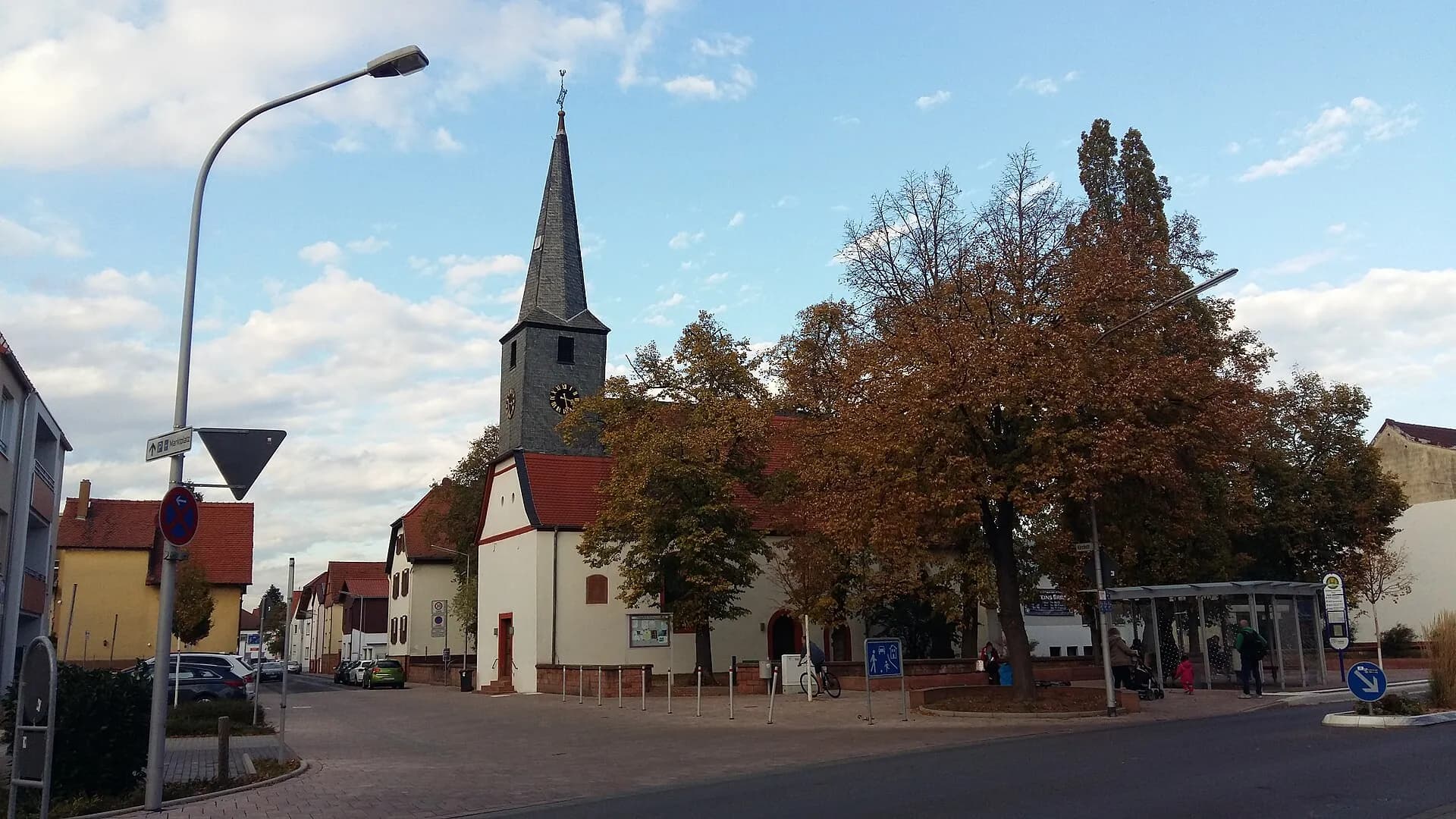 Ortsdurchfahrt mit evangelischer Kirche in Weiterstadt
