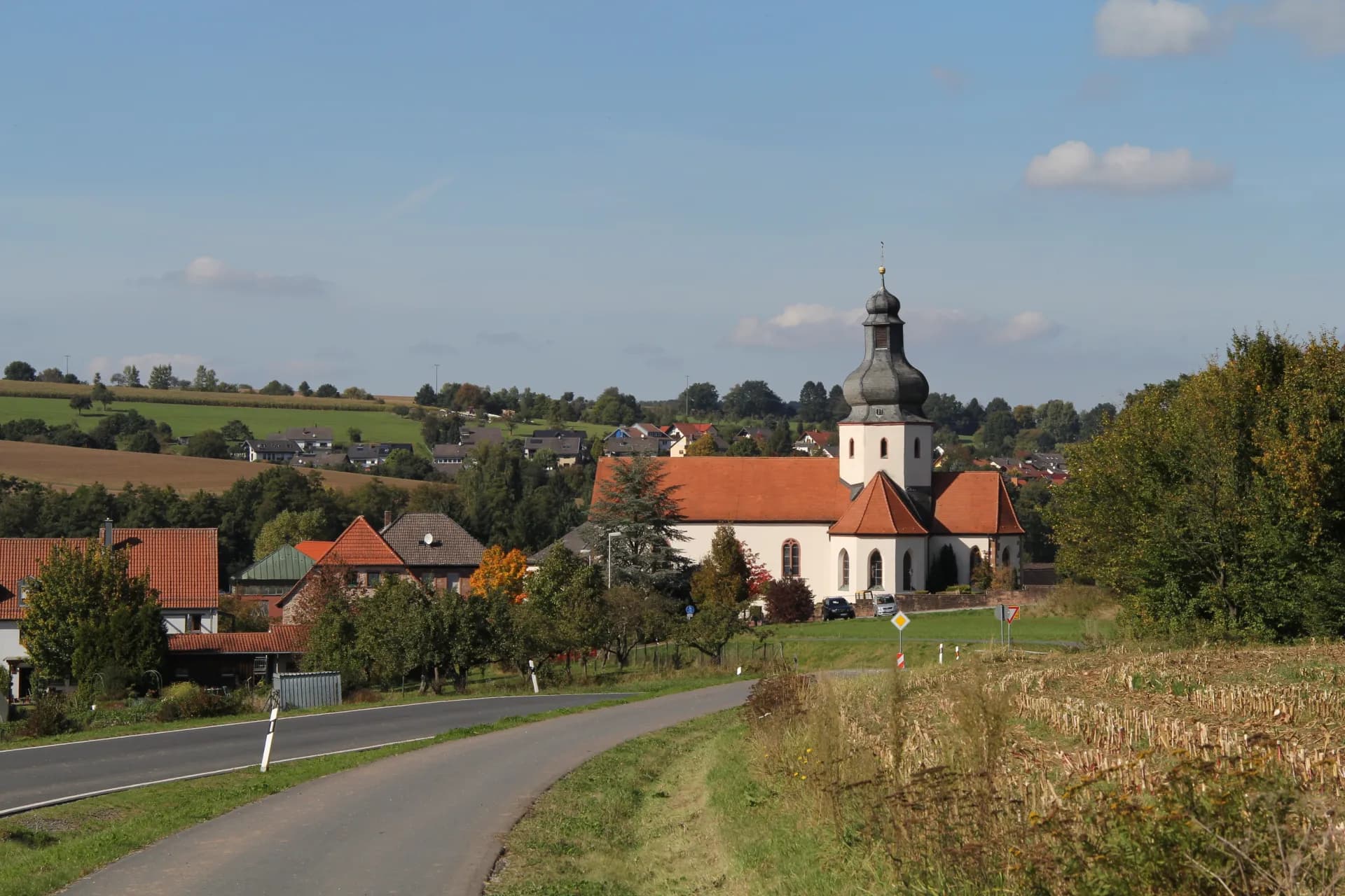Ortseinfahrt mit Kirche in Schöllkrippen