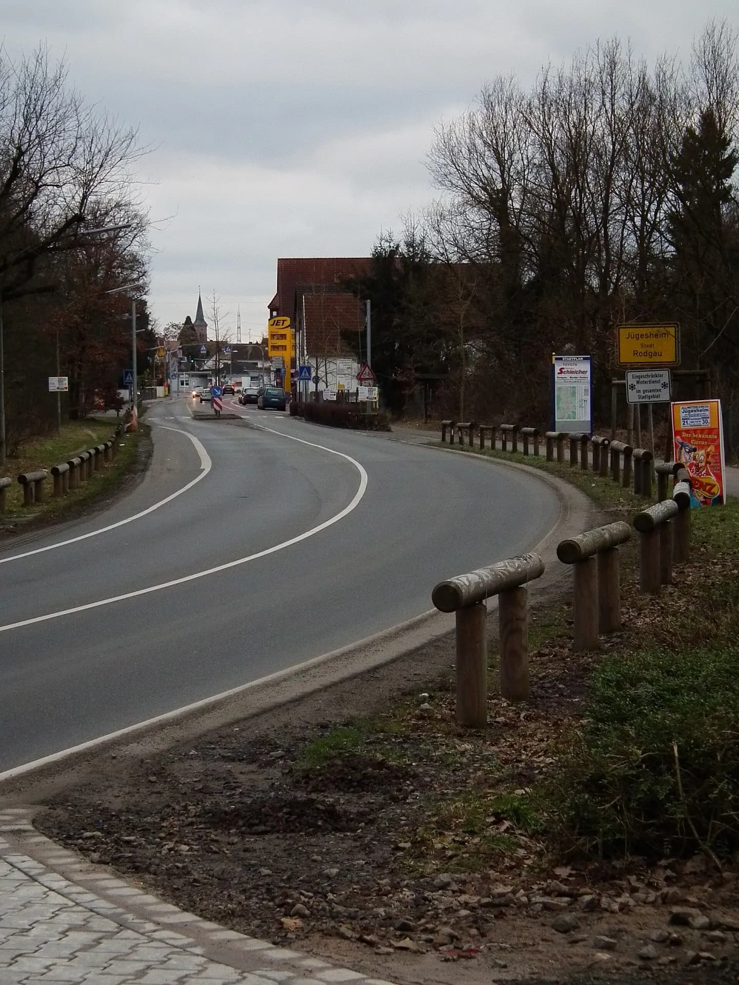 Ortseinfahrt von Rodgau-Jügesheim an einem Winterabend
