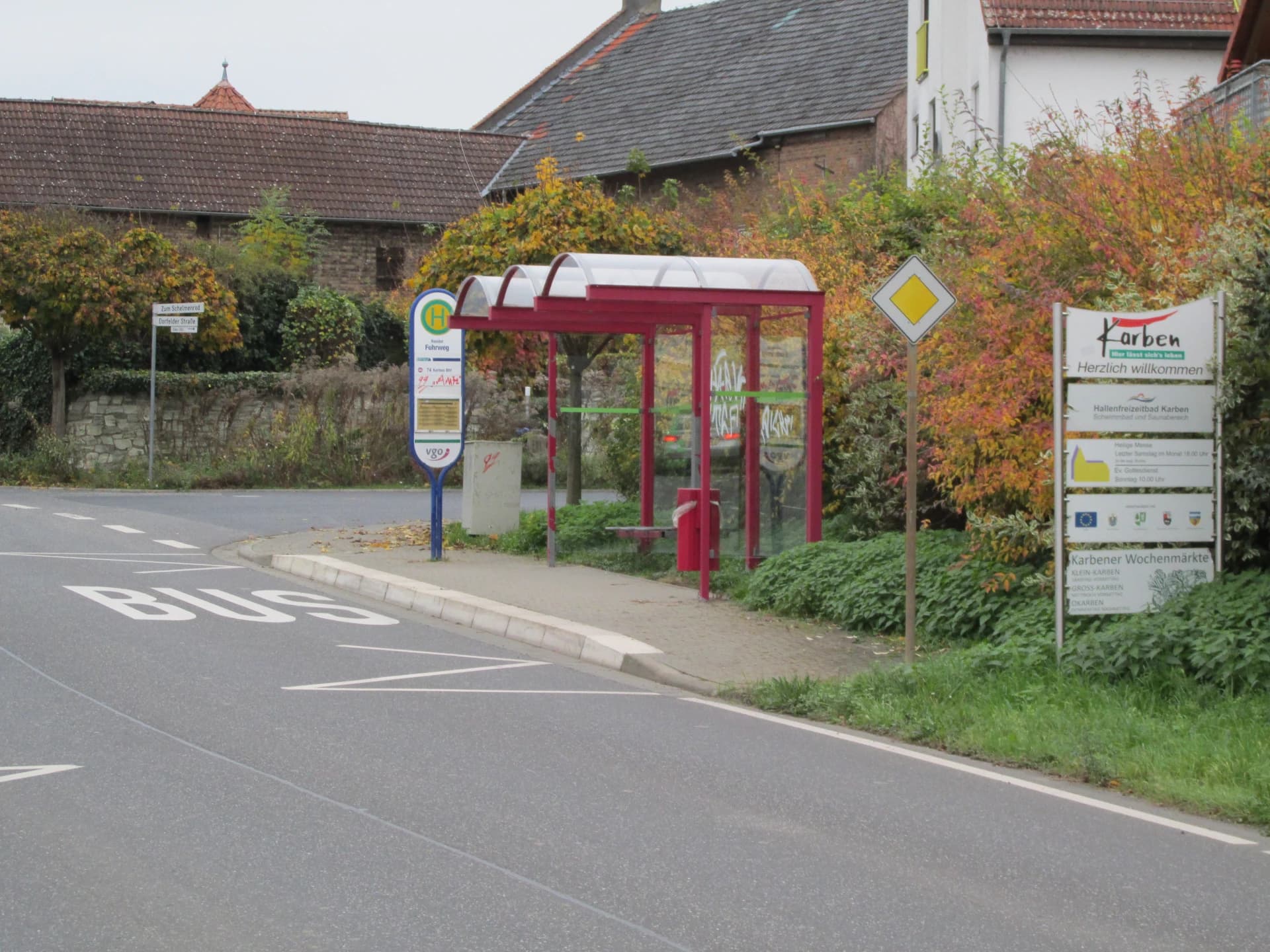 Bushaltestelle am Ortseingang von Rendel, Karben