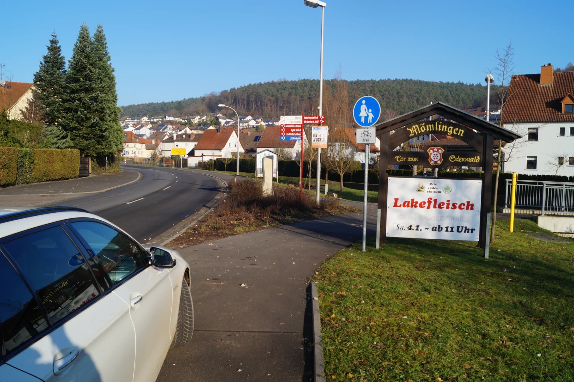 Ortseingang mit Ortsschild „Tor zum Odenwald“ in Mömlingen