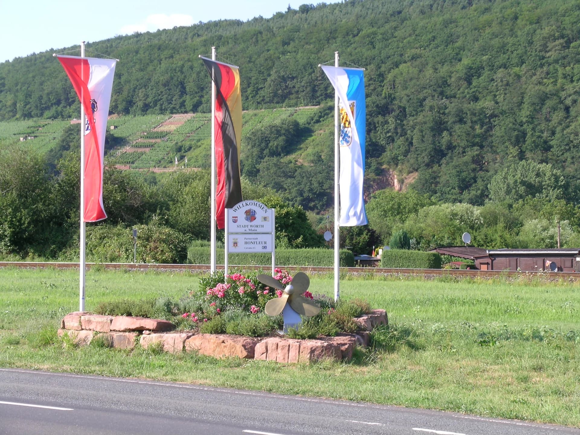 Ortseingang mit Weinbergen in Wörth am Main