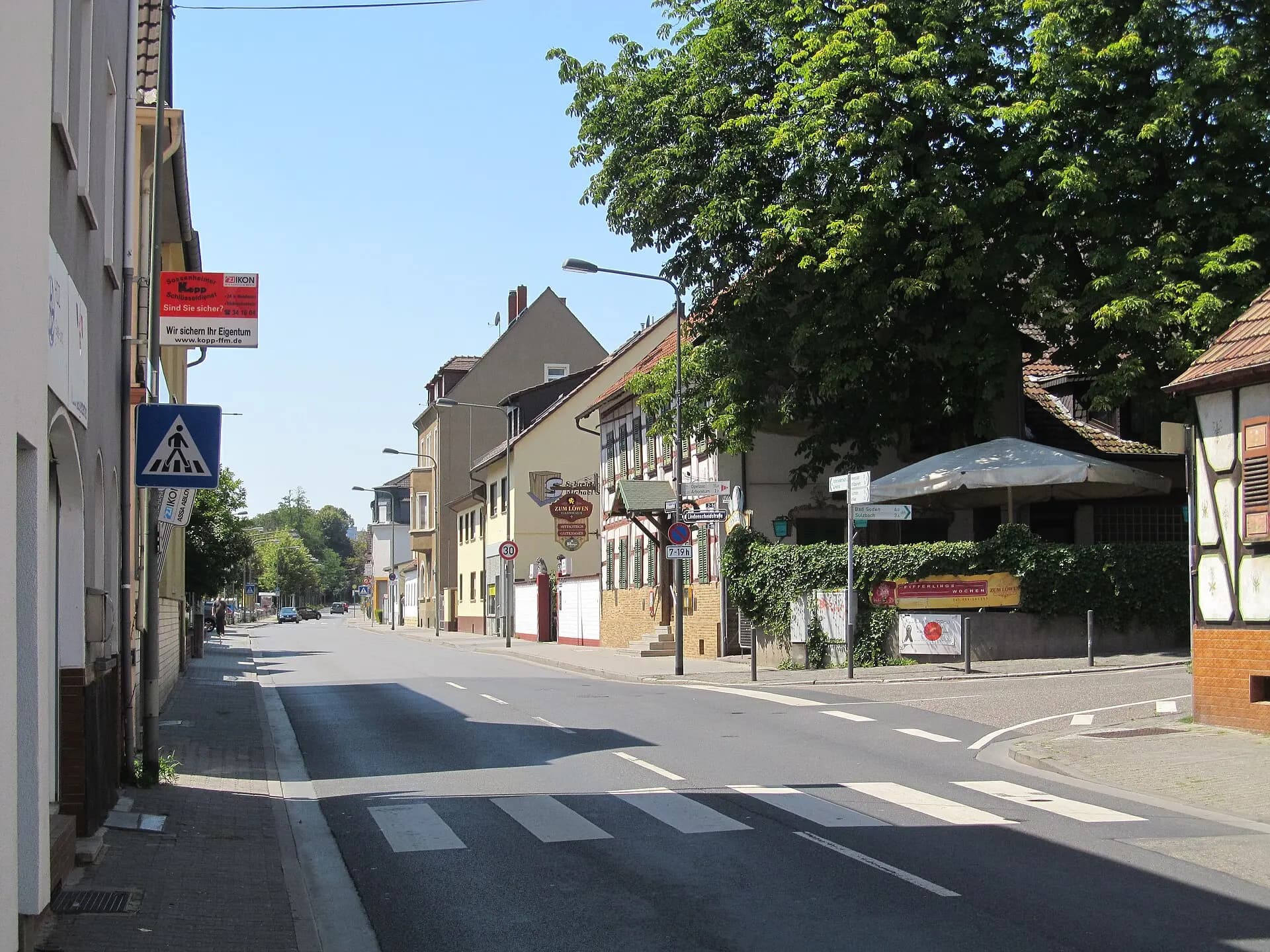 Ortskern an der Straße Alt-Sossenheim in Frankfurt Sossenheim