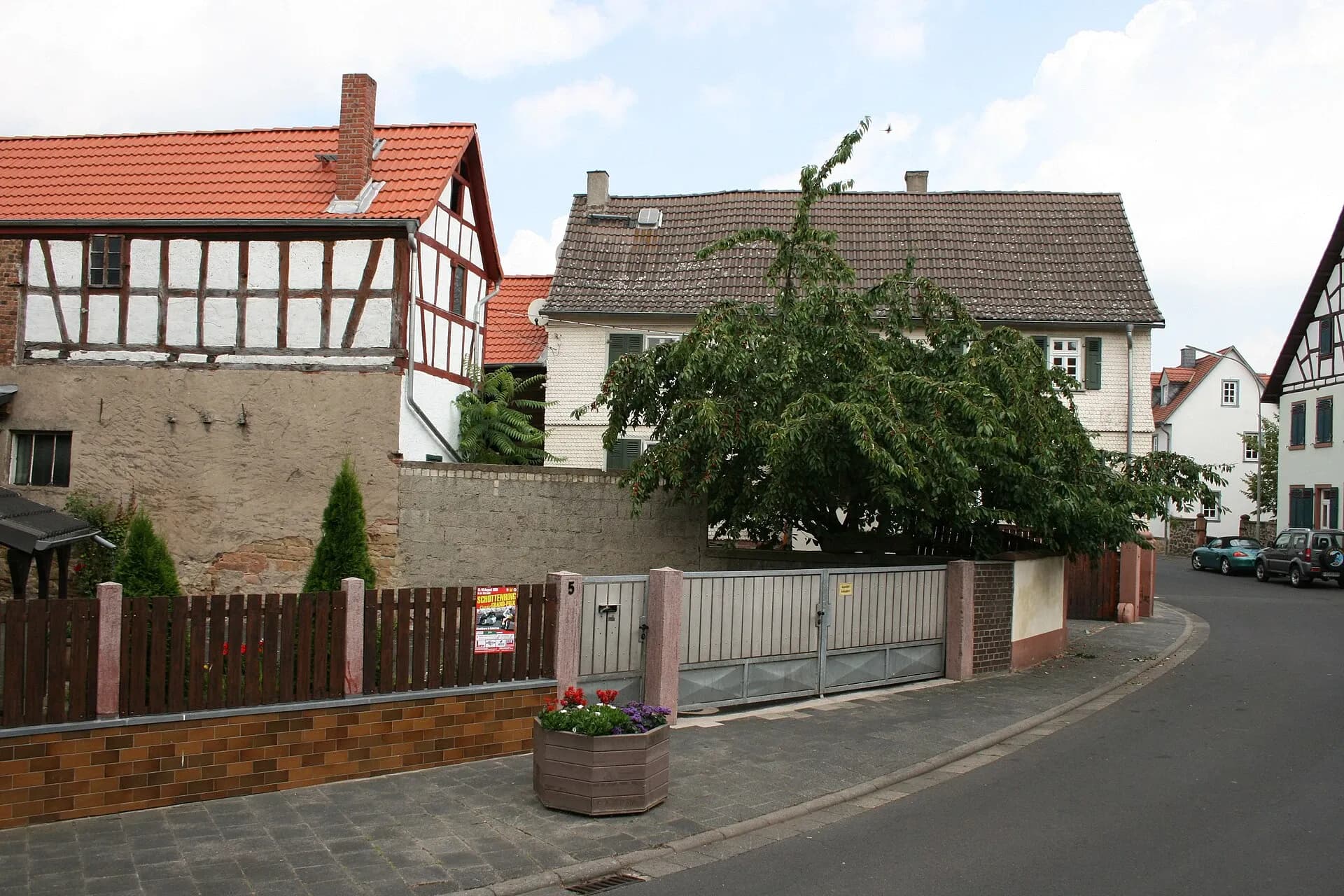 Fachwerkhäuser an einer Straße im Ortskern von Altenstadt