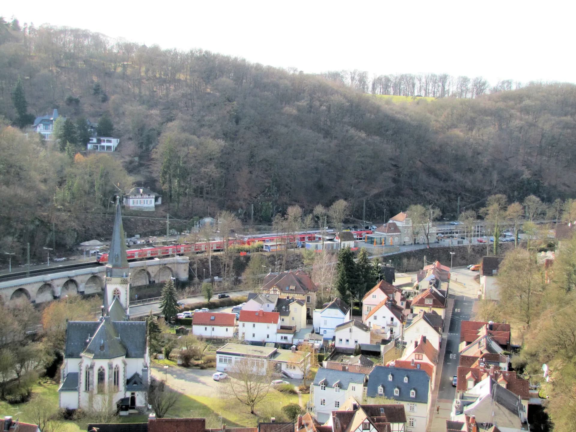 Ortskern von Eppstein mit Talkirche und Bahnviadukt