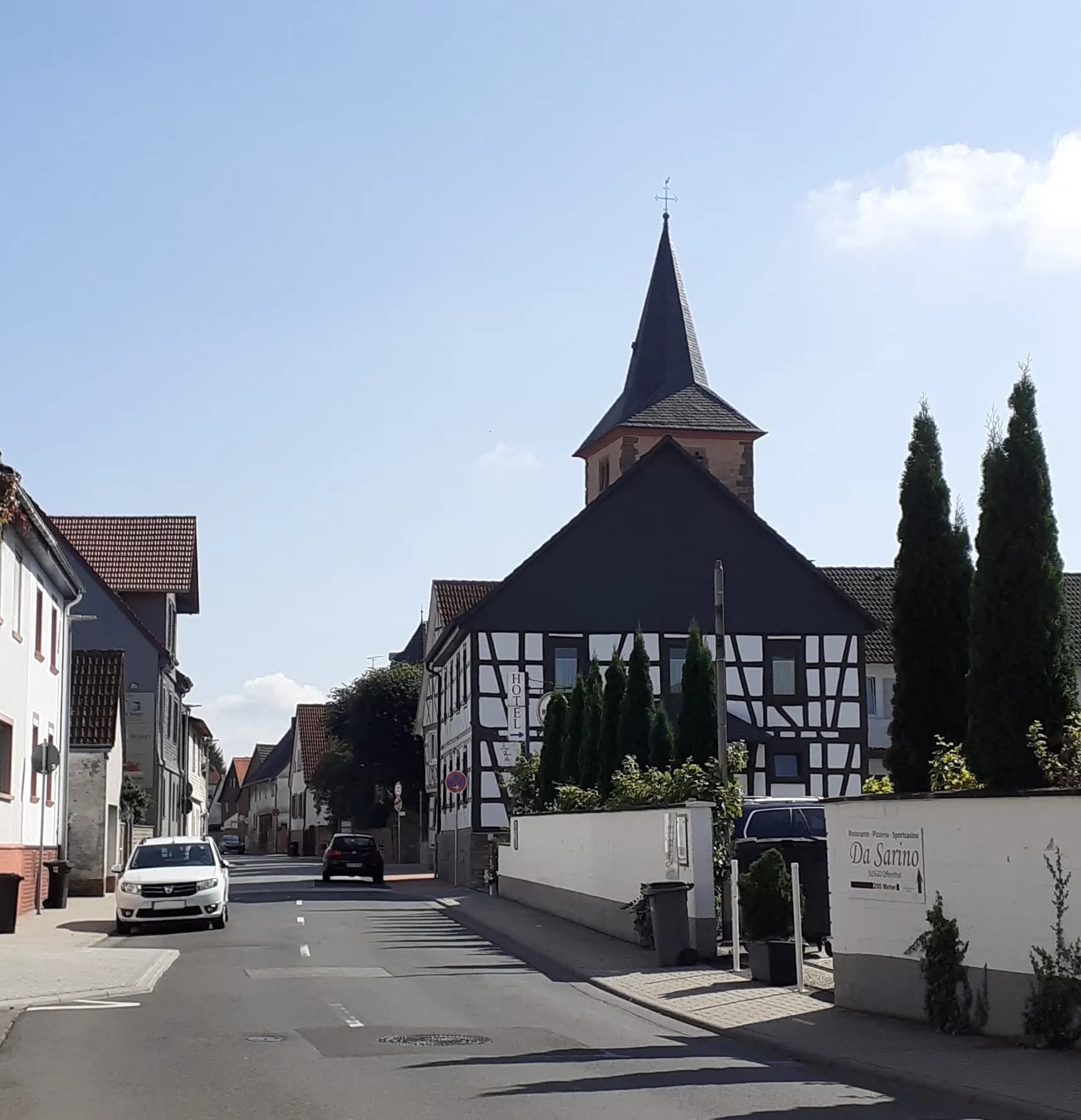 Ortskern mit Kirchturm in Dreieich-Offenthal